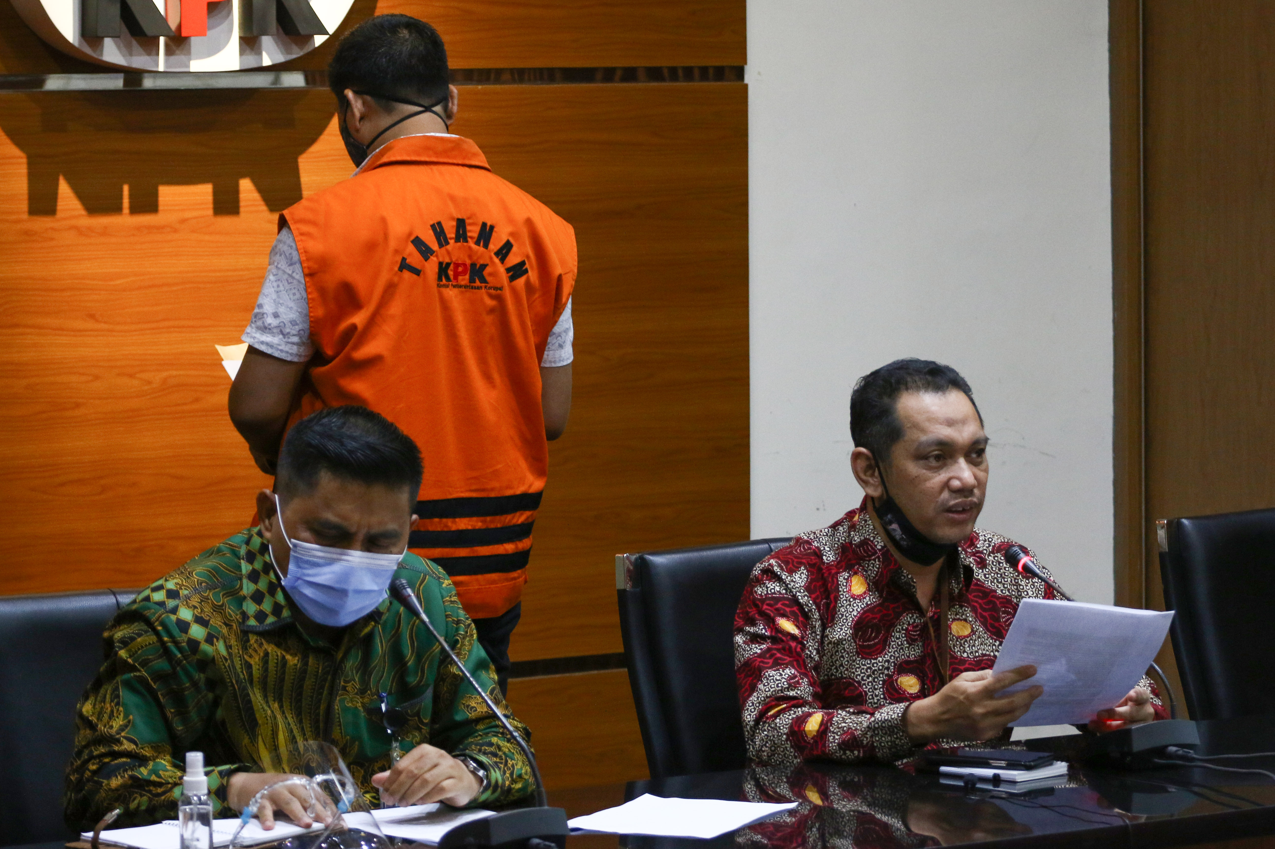 Wakil Ketua KPK Nurul Ghufron (kanan) 
