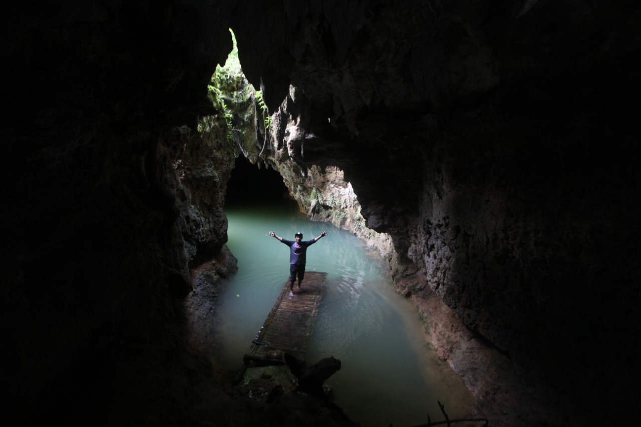 Goa Liang Tapah di Kabupaten Tabalong, Provinsi Kalimantan Selatan.