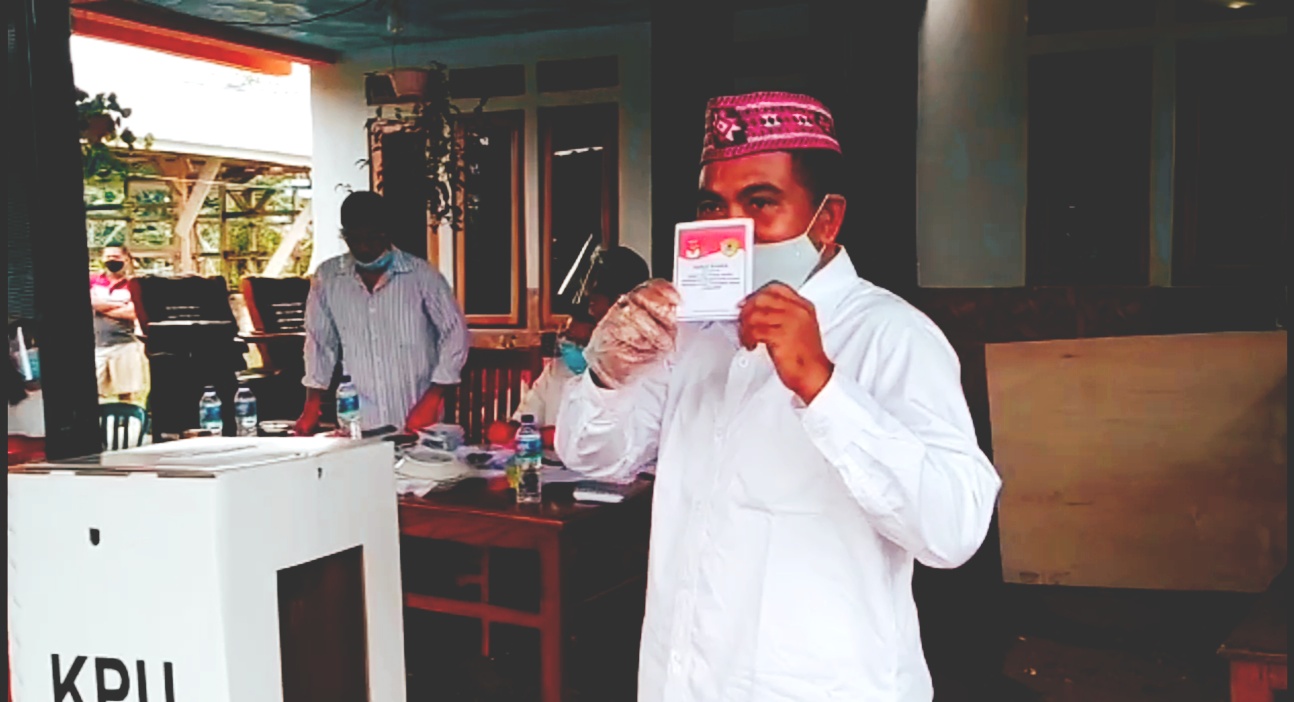 Editarsius Endi saat memberikan hak suaranya di TPS 14 Kelurahan Kelambu, Kecamatan Komodo, Kabupaten Manggarai Barat, Rabu (9/12/2020)