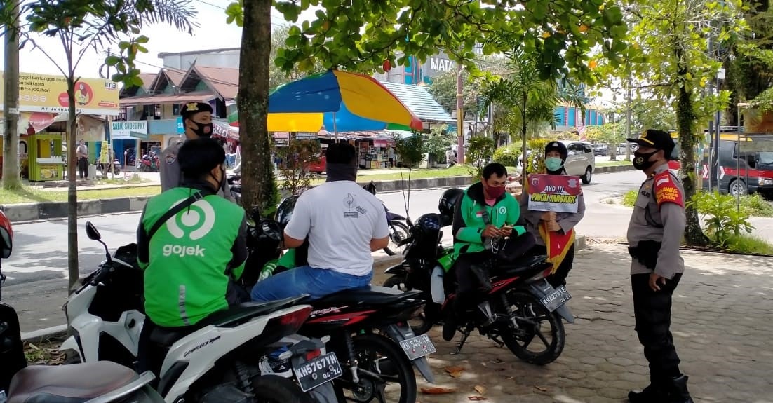 Petugas kepolisian Polresta Palangka raya berpatroli sekalian sosialisasi protokol kesehatan