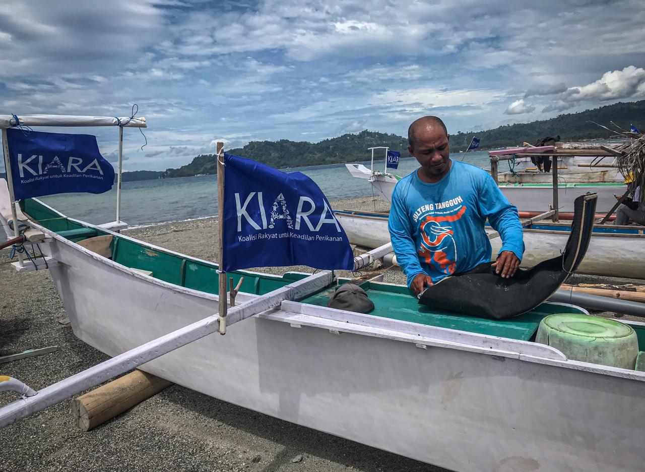 Nelayan Tompe mejahit jaring penangkap ikan di Desa Tompe, Donggala, Sulawesi tengah