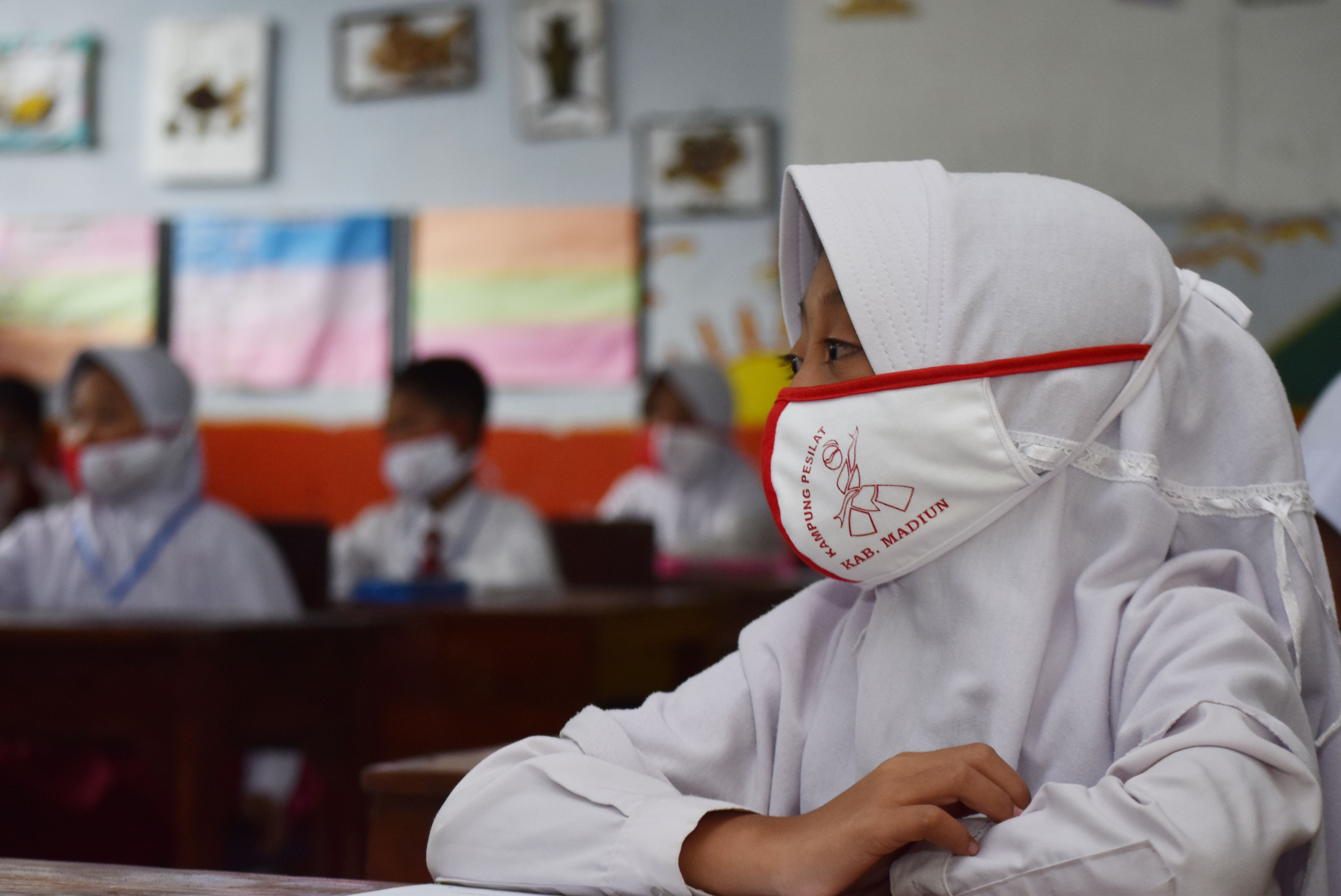 Murid SD mengikuti simulasi belajar tatap muka di SDN 1 Kare, Kabupaten Madiun, Jawa Timur, Senin (14/12).