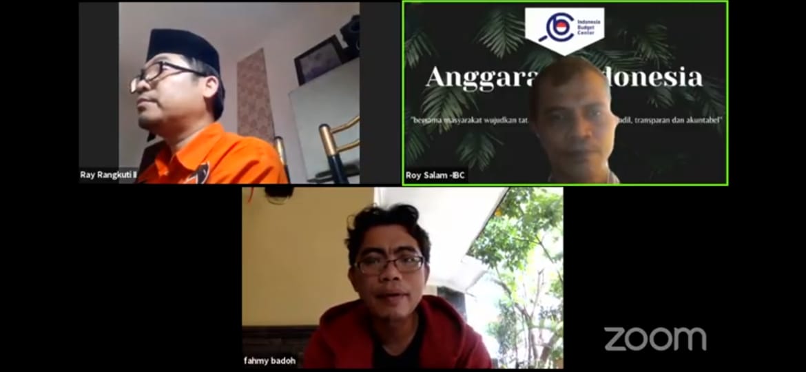 Direktur Eksekutif Indonesia Budget Center Roy Salam (kanan) dan pembicara lain dalam diskusi daring tentang korupsi bansos, Jumat (11/12).