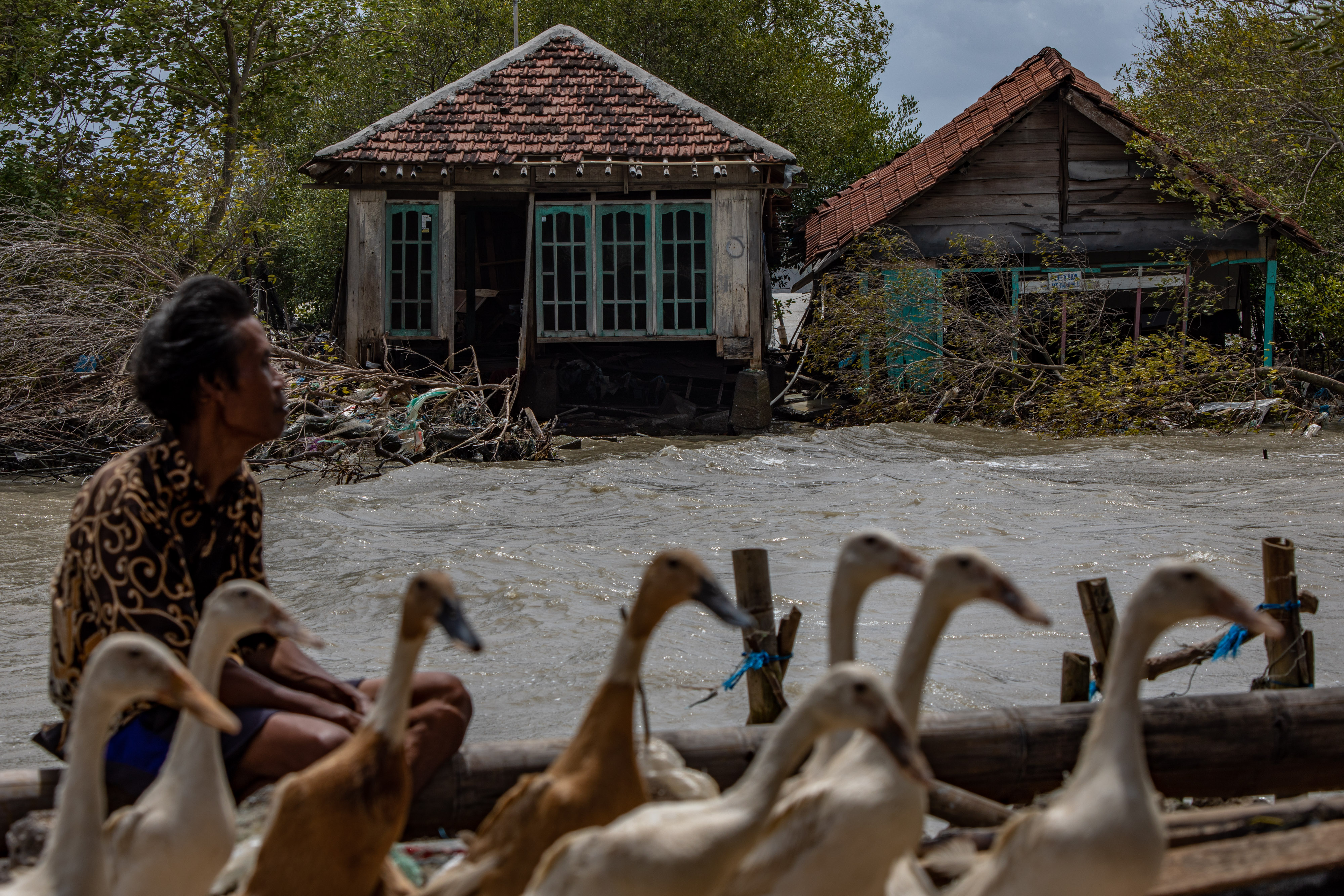 Gelombang Tinggi Hantam Pesisir Semarang dan Pekalongan