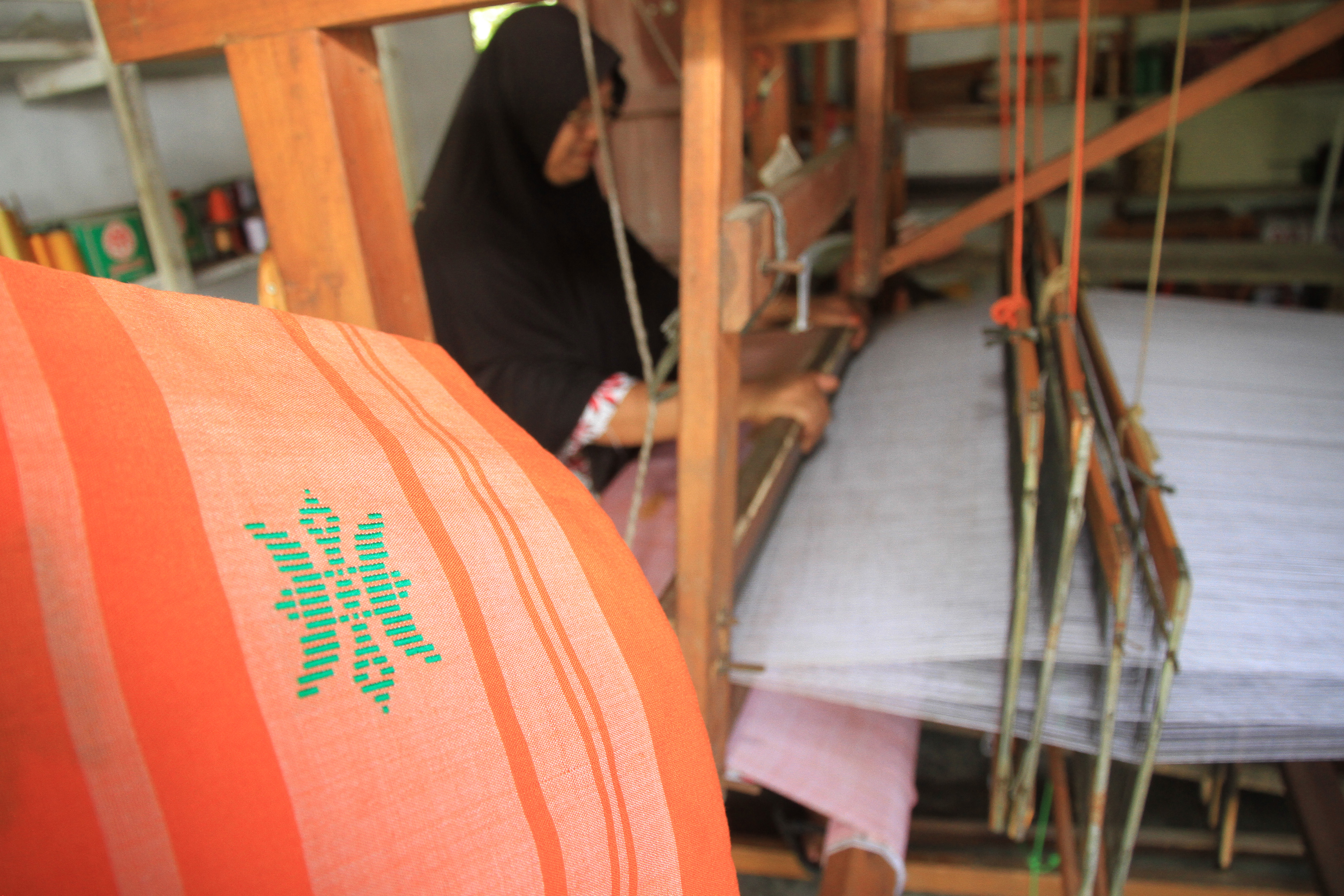  Perajin memproduksi kain tenun ikat tradisional di Desa Cot Pluh, Samatiga, Aceh Barat, Aceh, Senin (14/12).