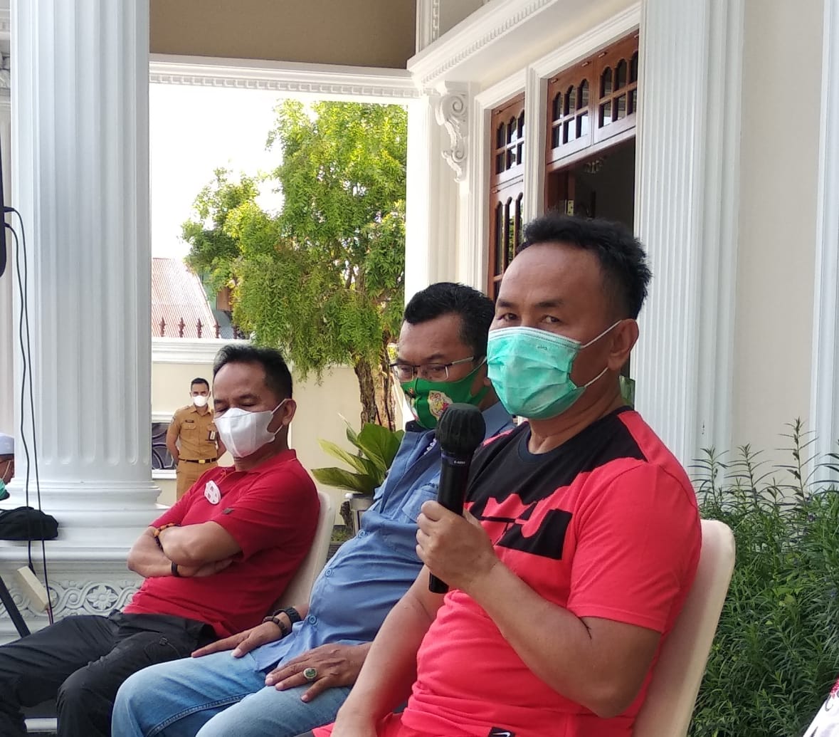 Gubernur kalteng Sugianto Sabran (kanan) setelah sembuh dariCovid-19: 