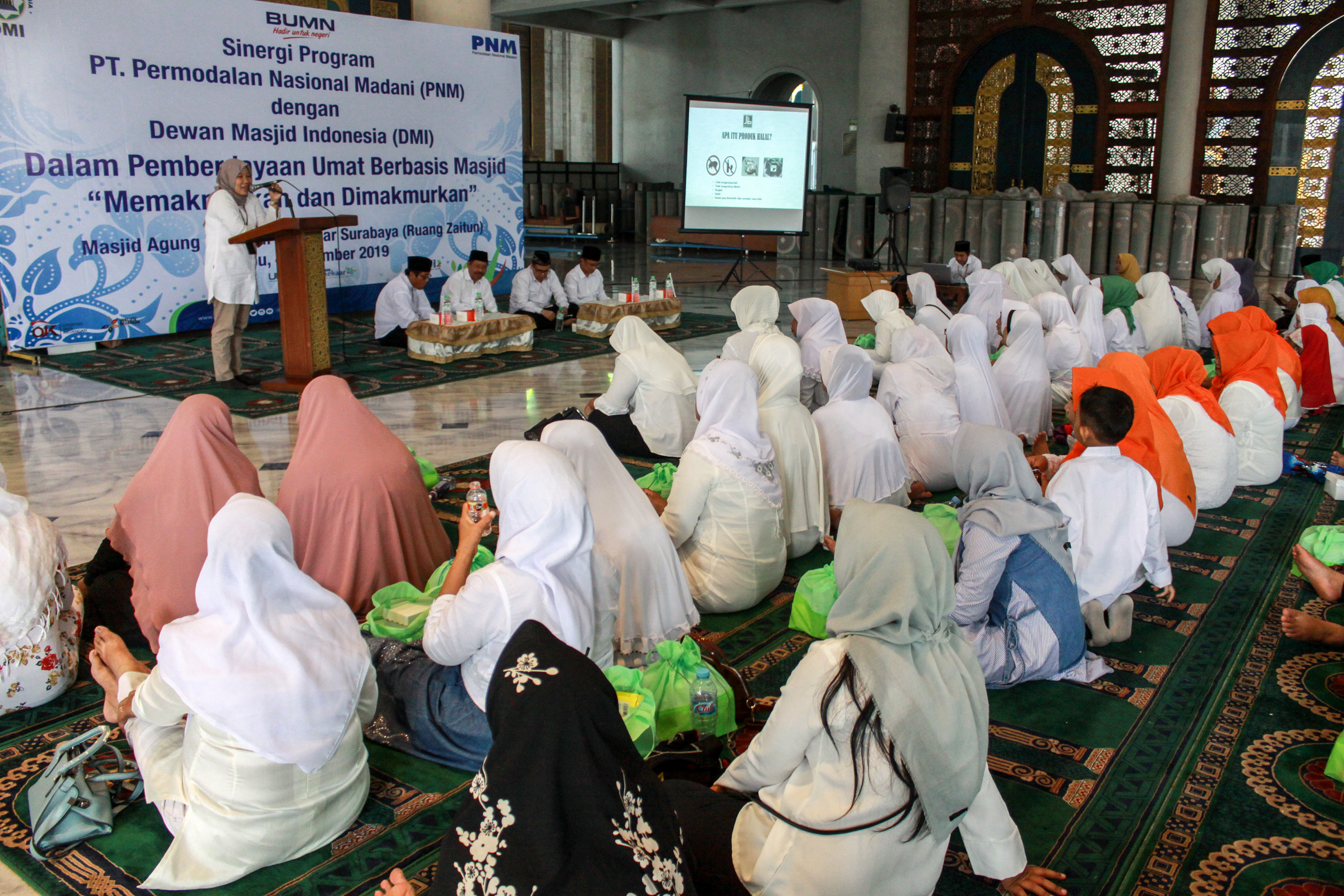 Sejumlah nasabah mengikuti sosialisasi jaminan produk halal dalam ekonomi syaraiah.