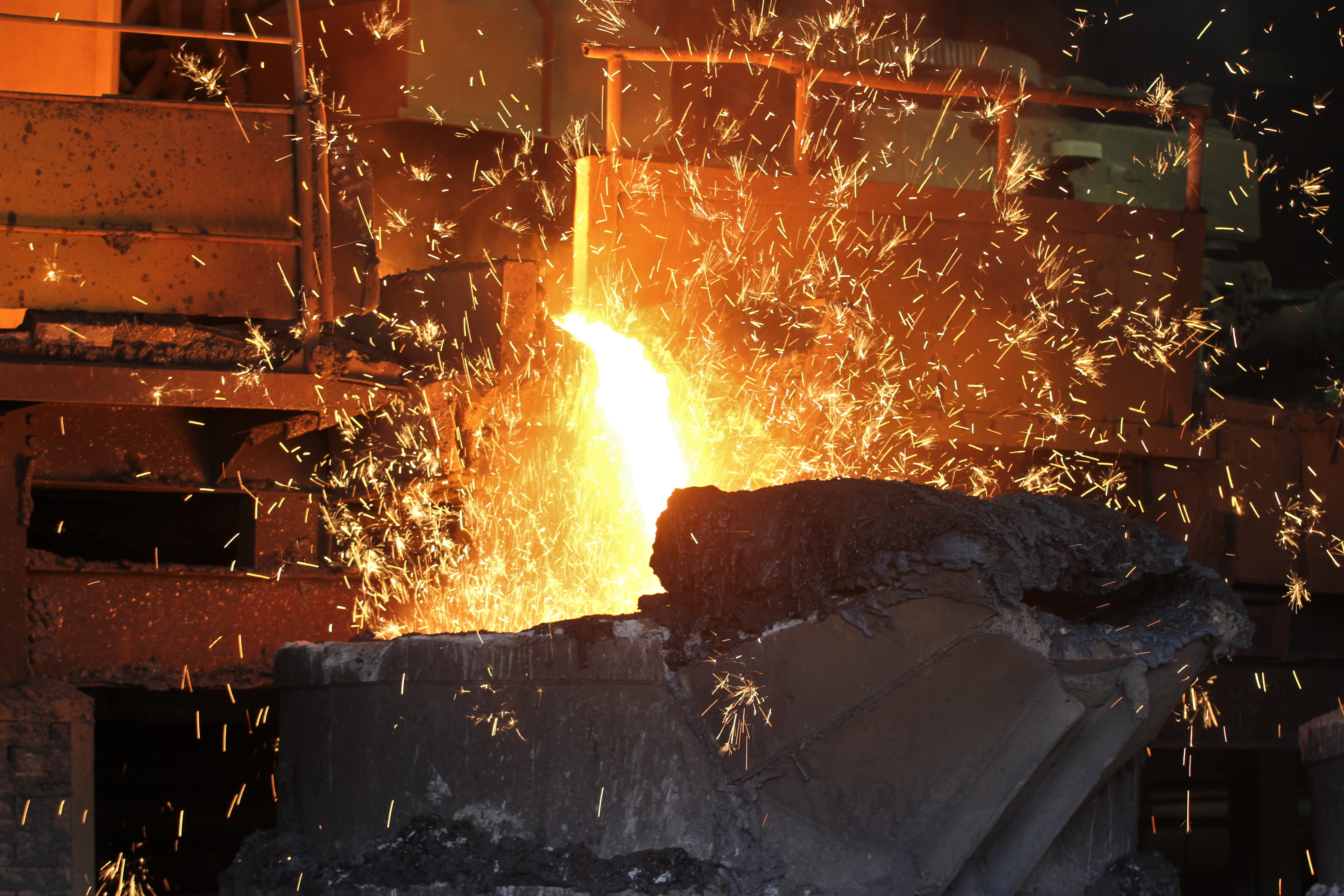 PRODUKSI FERONIKEL PT ANTAM DI POMALAA: Proses pembakaran biji nikel di PT Antam Tbk. UBPN Sulawesi Tenggara di Pomalaa, Kolaka, Sultra.