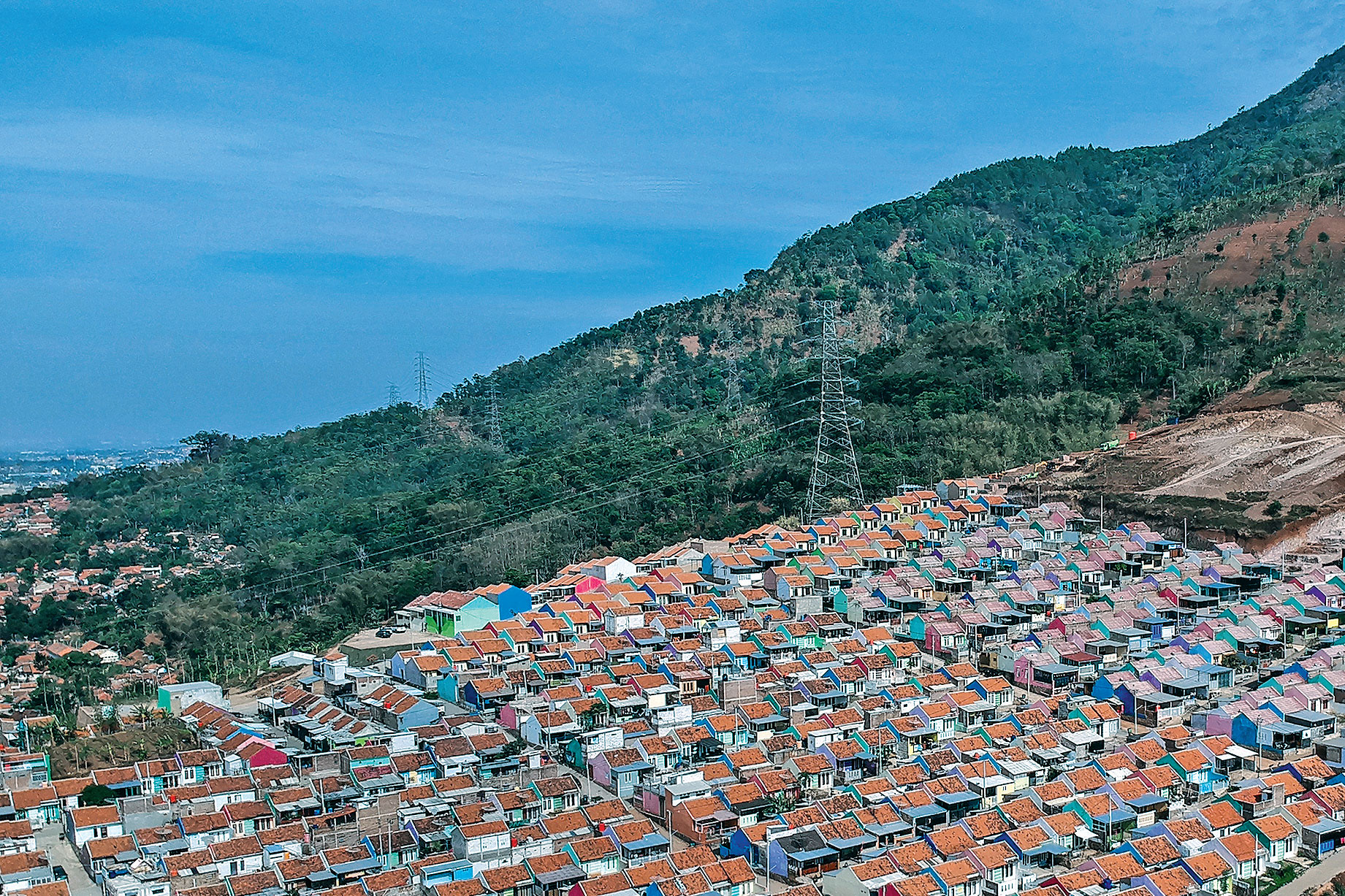 Perumahan di kaki Gunung Geulis, Cimanggung, Kabupaten Sumedang, Jawa Barat, Jumat (16/10). 