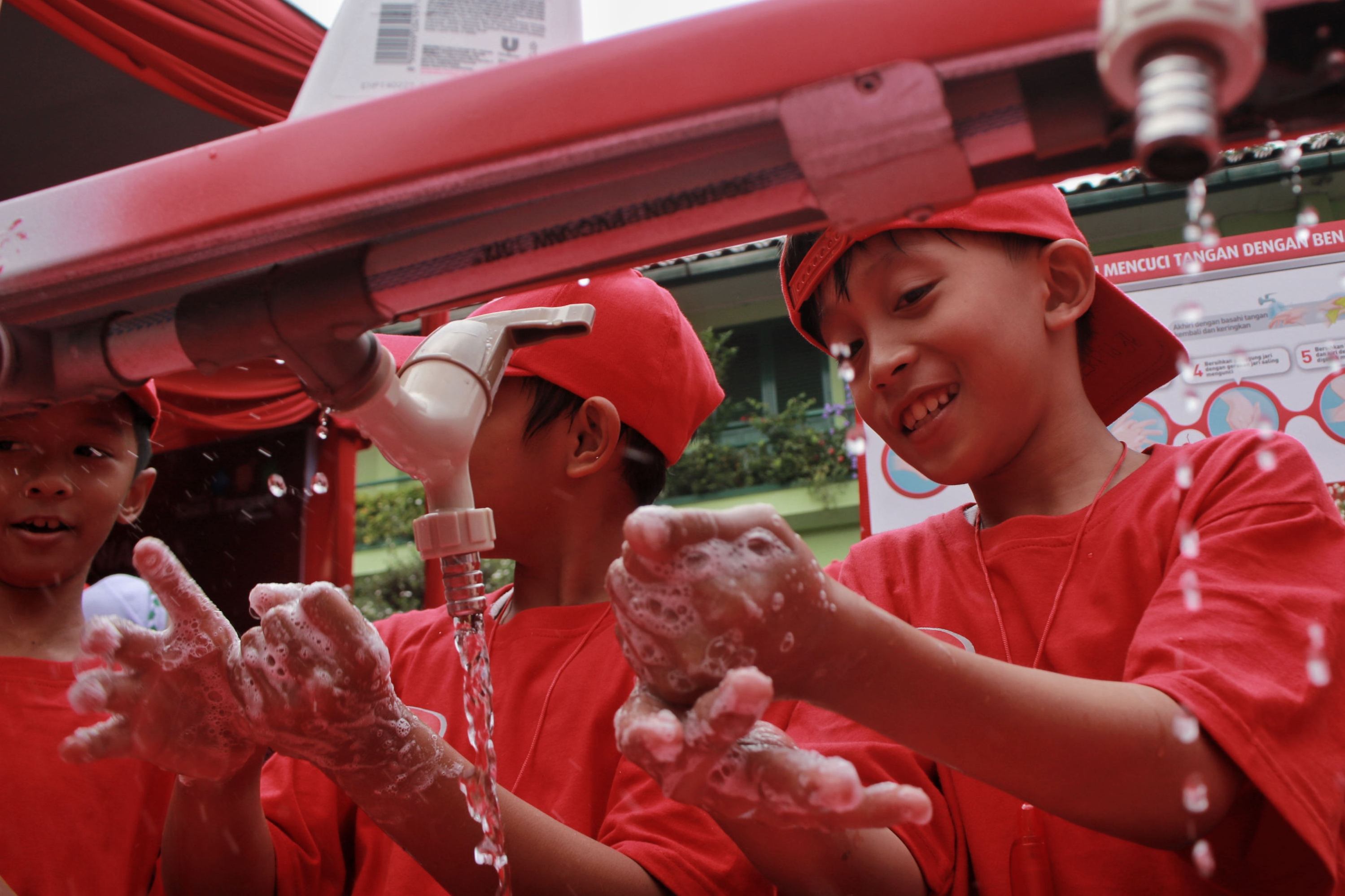 Cuci tangan pakai sabun.