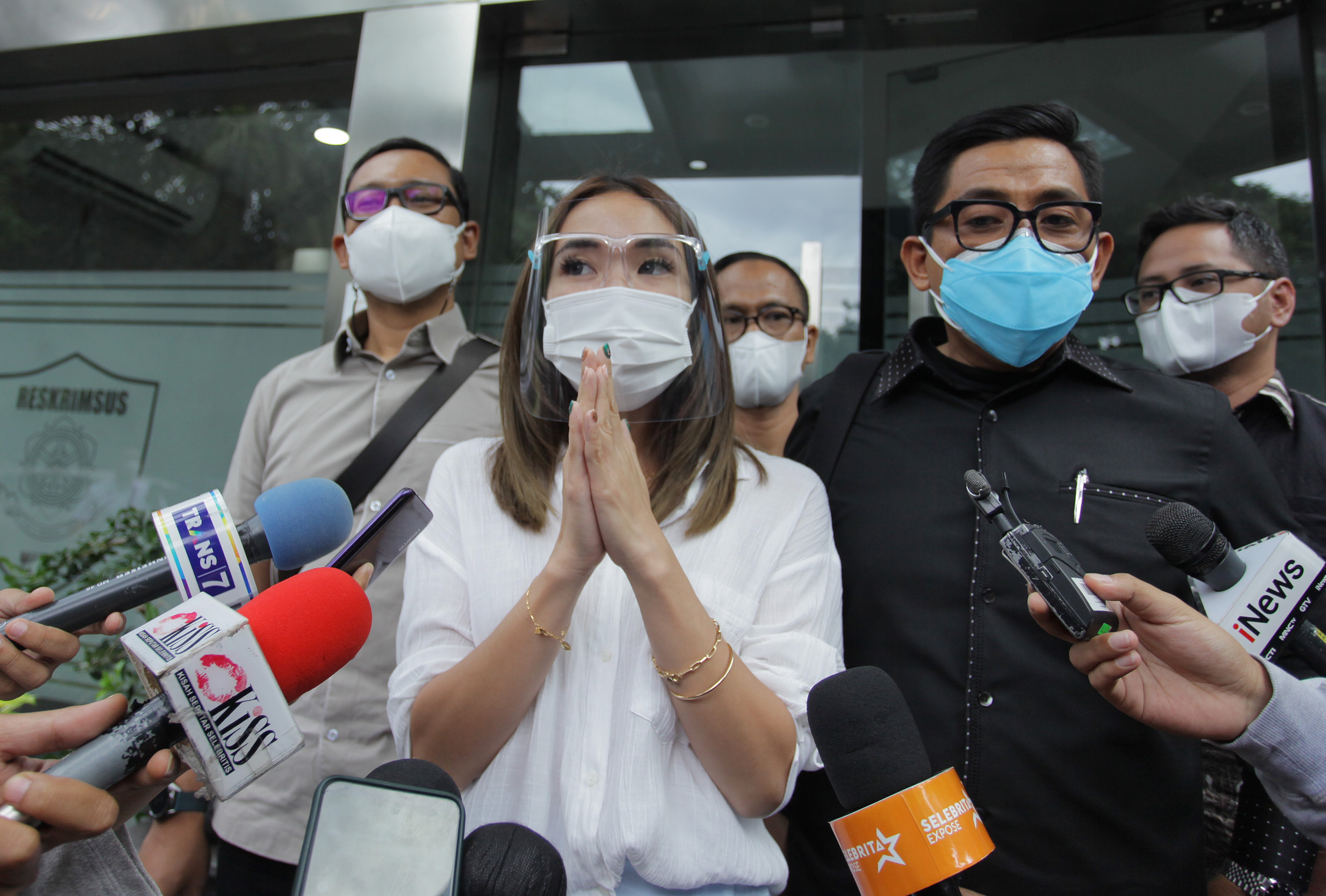 Artis Gisella Anastasia usai diperiksa di Gedung Ditkrimsus Mapolda Metro Jaya, Jakarta