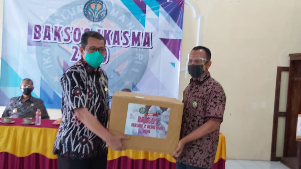 Di masa pandemi Covid-19, Alumni SMA N 1 Tegal membagikan ribuan paket sembako dan Beasiswa. 