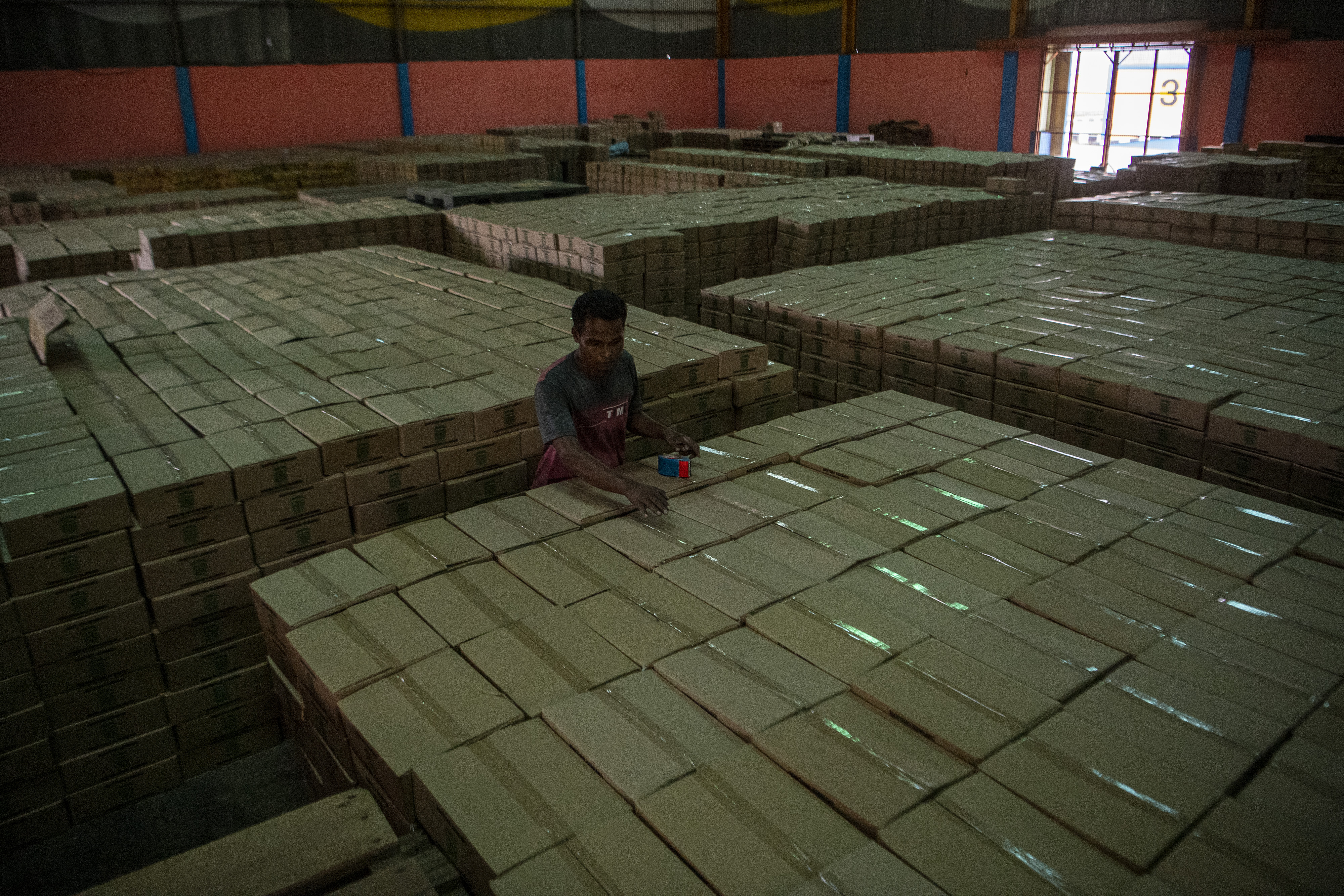 Pekerja menyusun kardus berisi paket sembako bansos tahap empat di Gudang Bulog Divre Sumsel-Babel di Palembang, Sumsel, Rabu (18/11).