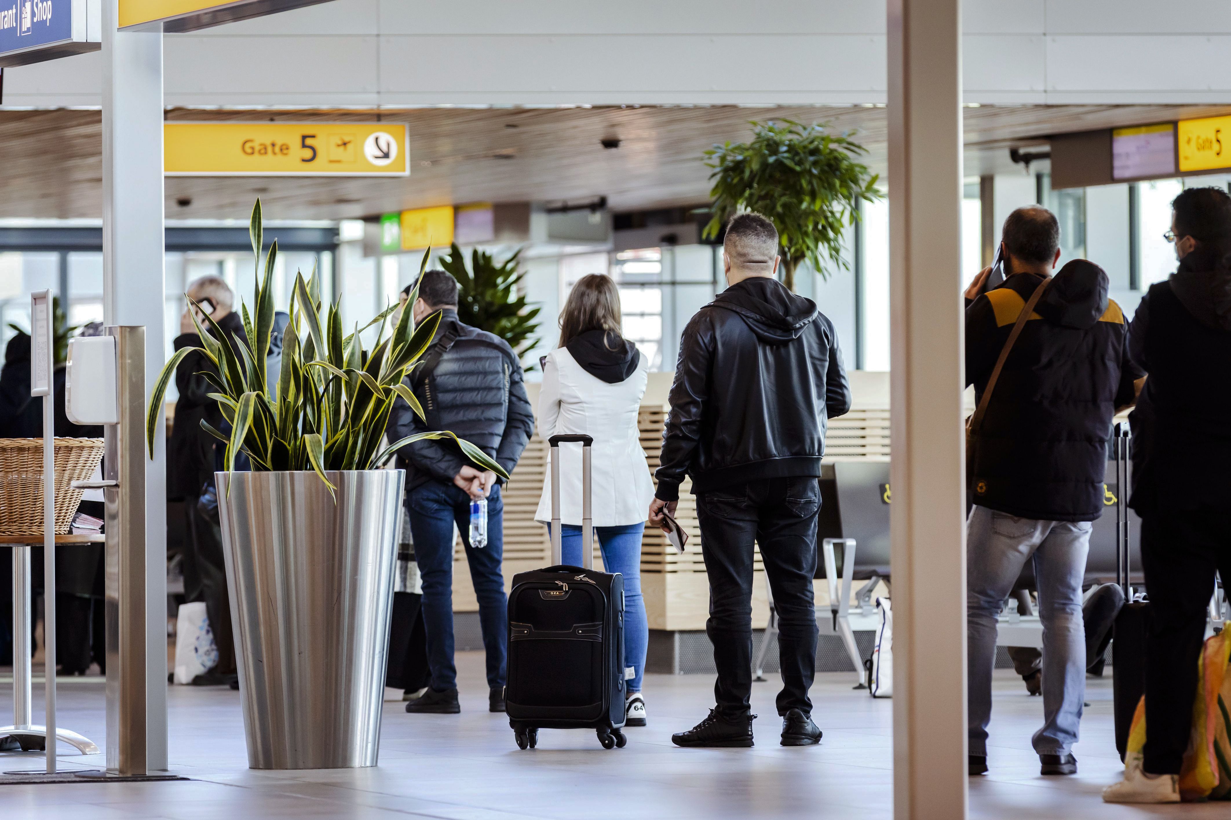 Sejumlah penumpang mengantre masuk di bandara internasional Rotterdam.