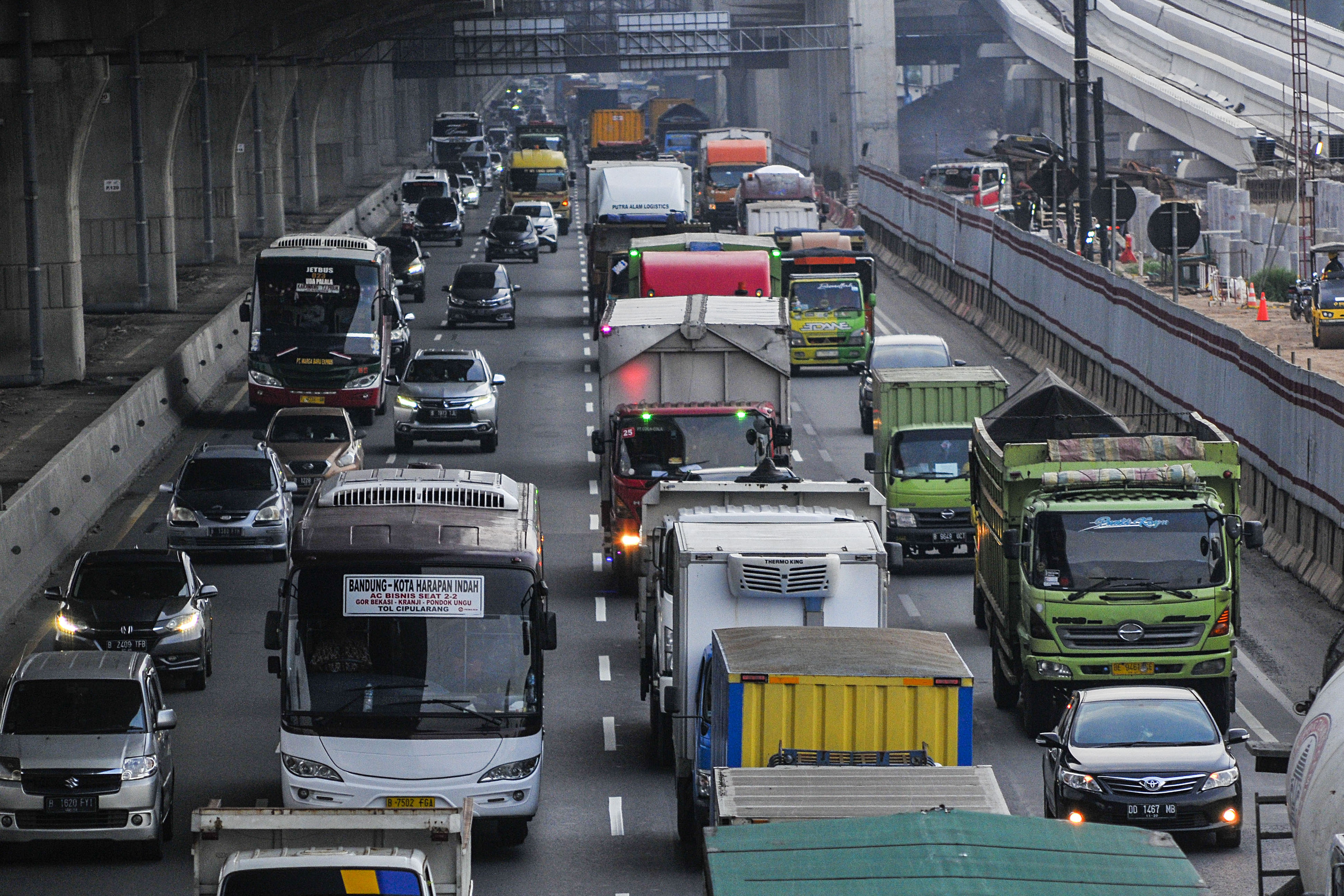 Ilustrasi kendaraan melintasi ruas jalan Tol Jakarta-Cikampek.