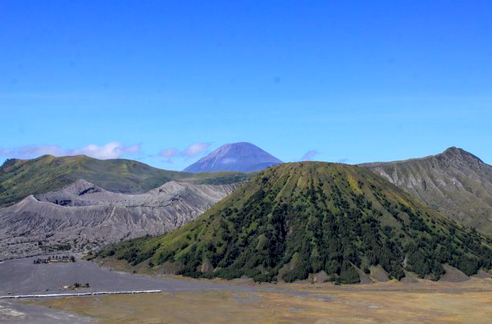 Kawasan Taman Nasional Bromo Tengger Semeru yang mulai dibuka kembali untuk wisatawan di Probolinggo, Jawa Timur.
