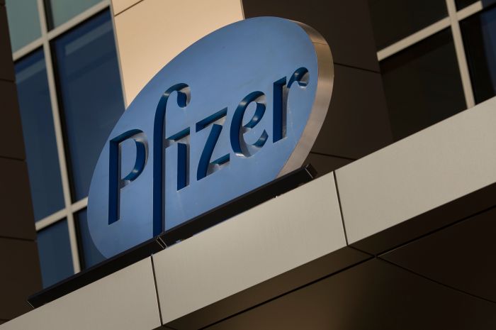 Logo perusahaan Pfizer terpasang di sebuah gedung di wilayah Massachusetts.  