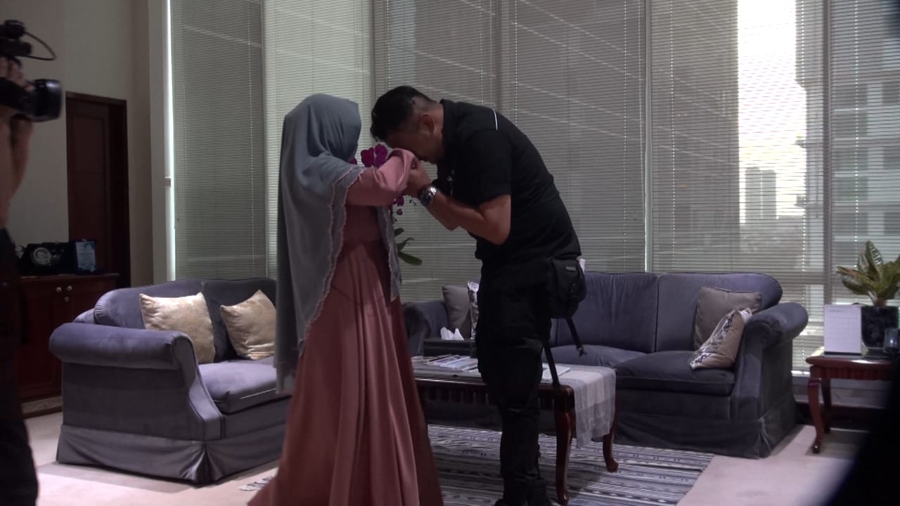 Momen karyawan Metro TV dikejutkan lewat program Operasi Hari Ibu