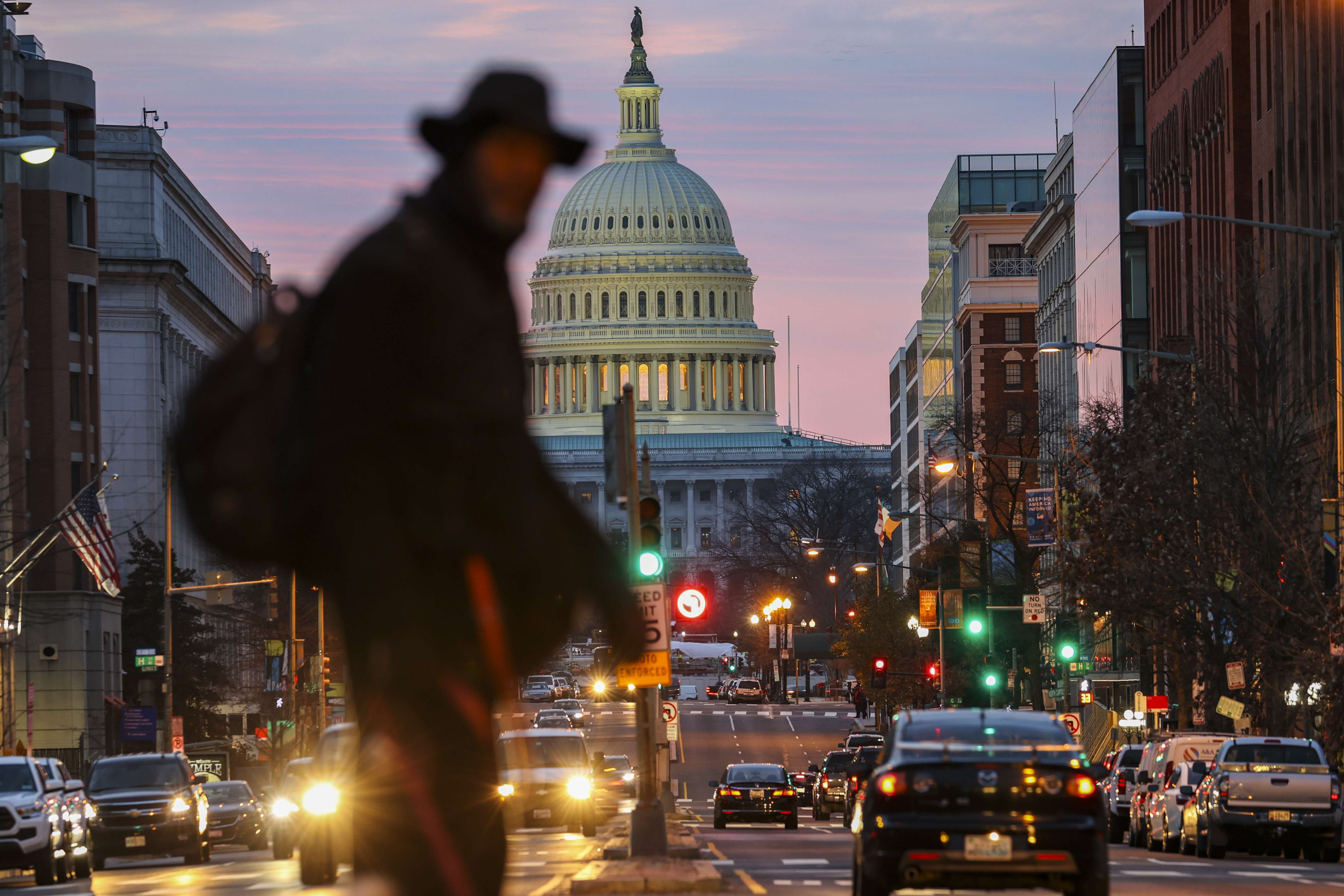 Seorang pria melintas di depan Capitol Hill, AS.