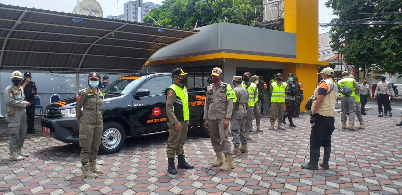 Tim Gabungan Hentikan Wisuda Unmer: Tim gabungan menghentikan wisuda luring atau tatap muka di Universitas Merdeka Malang, Jawa Timur,