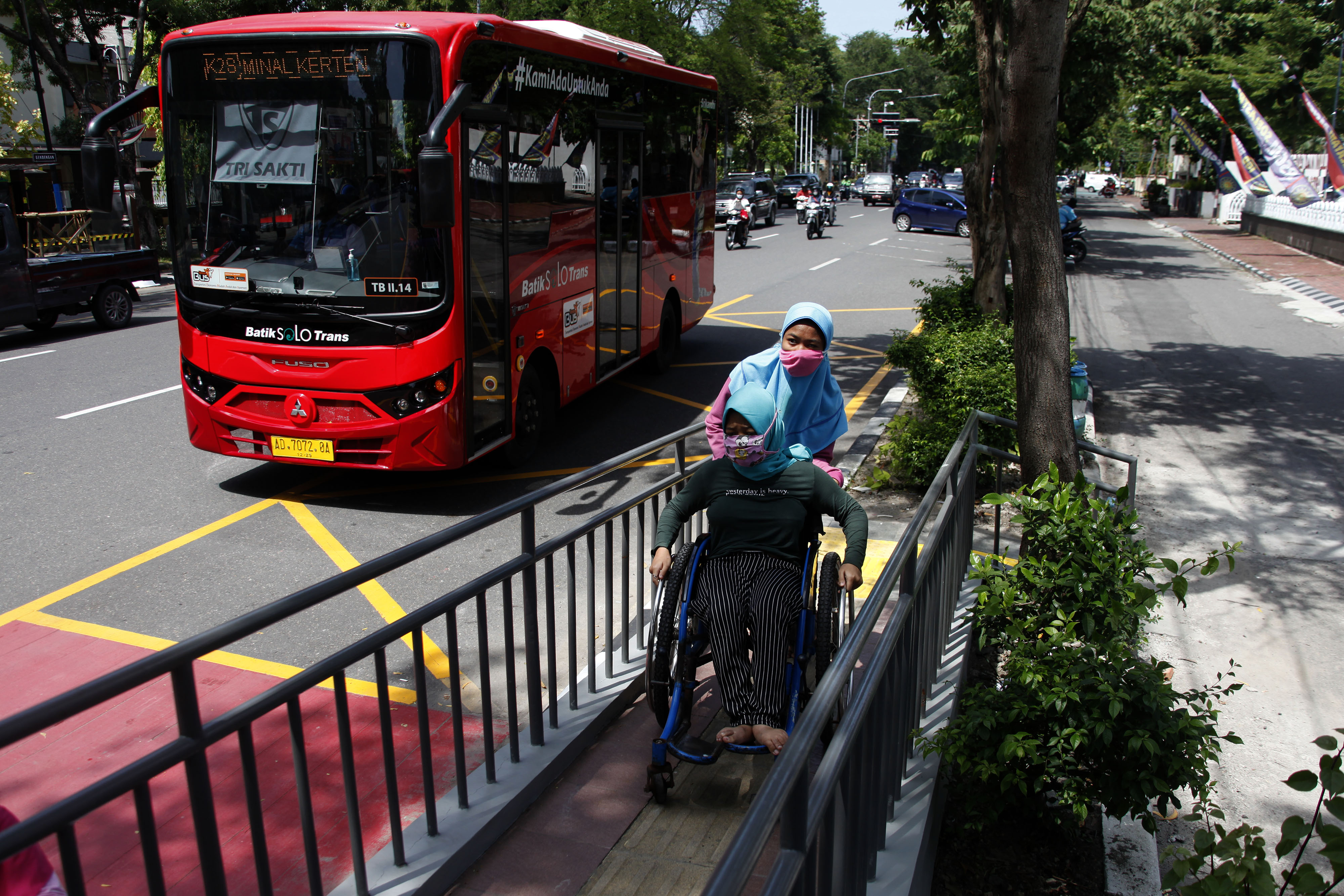 Penyandang disabilitas melintasi jalur miring (ramp) di halte bus Batik Solo Trans (BST) di Jalan Slamet Riyadi, Solo.