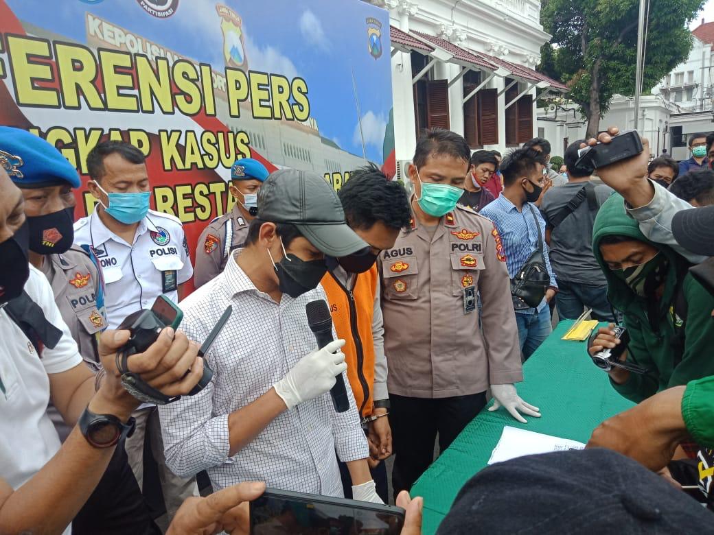 Polrestabes Surabaya saat menggelar konferensi pers.