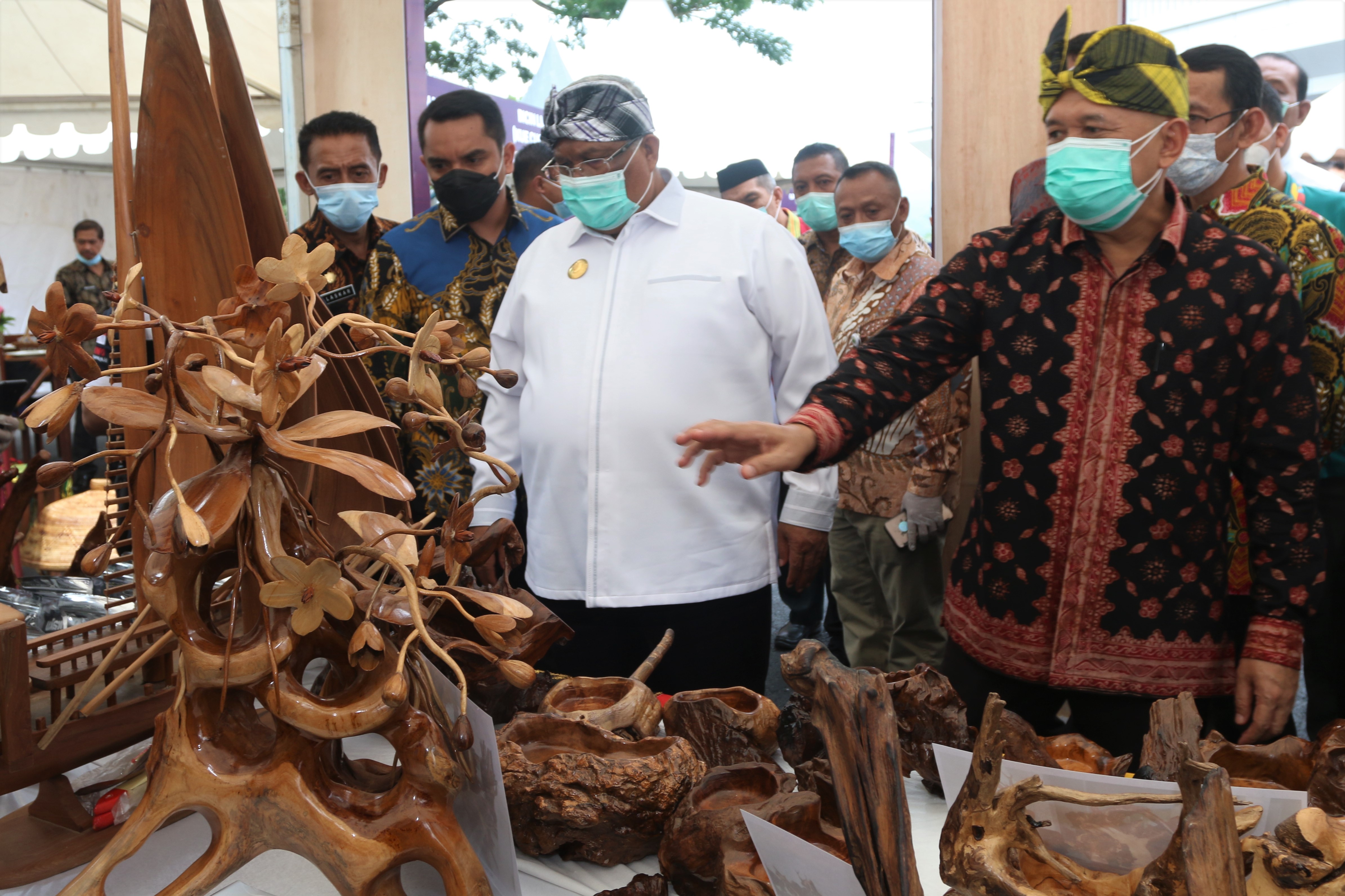 KUNJUNGAN MENTERI KOPERASI DAN UKM DI KENDARI: Menteri Koperasi dan UKM Teten Masduki (kanan) 