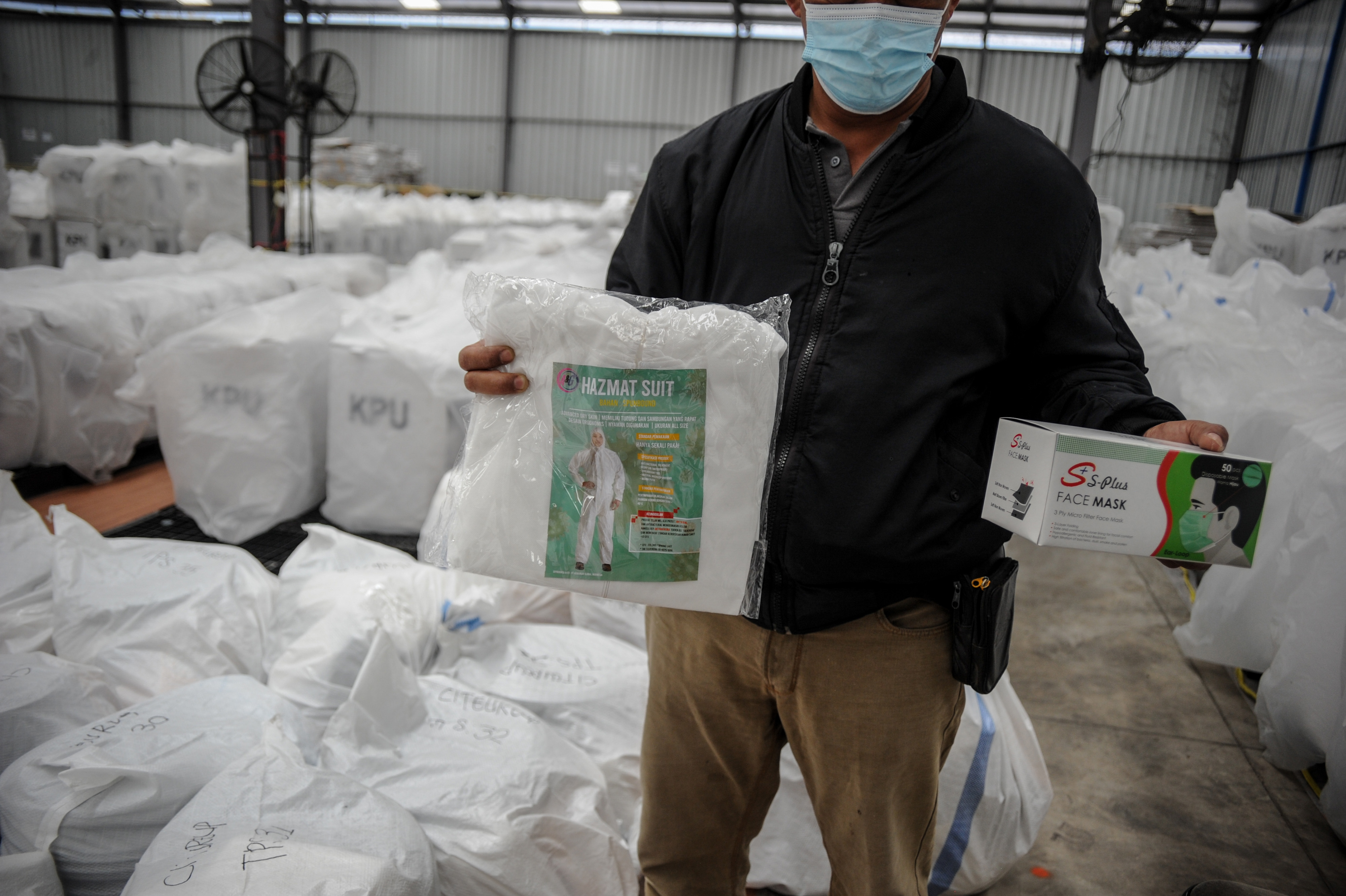 Petugas menyiapkan logistik protokol kesehatan untuk setiap TPS di gudang logistik KPU Kabupaten Bandung, Jawa Barat.