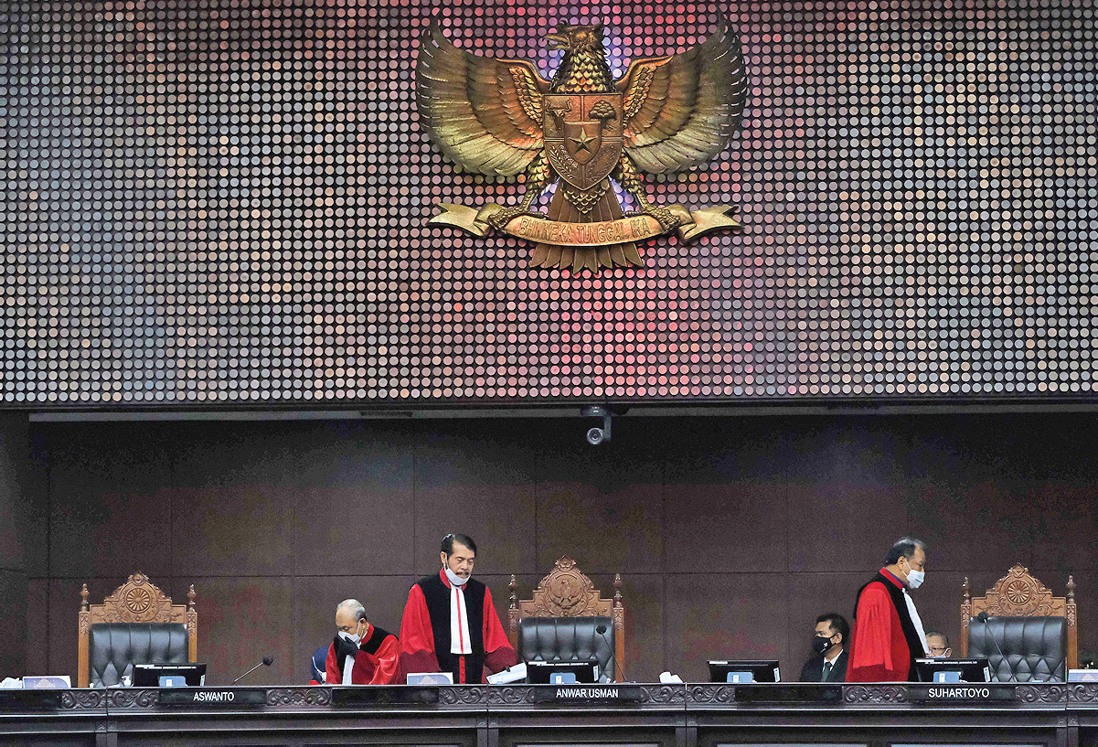 Ketua Mahkamah Konstitusi (MK) Anwar Usman (tengah) bersama hakim konstitusi Arief Hidayat (kanan) dan Wahiduddin Adams.