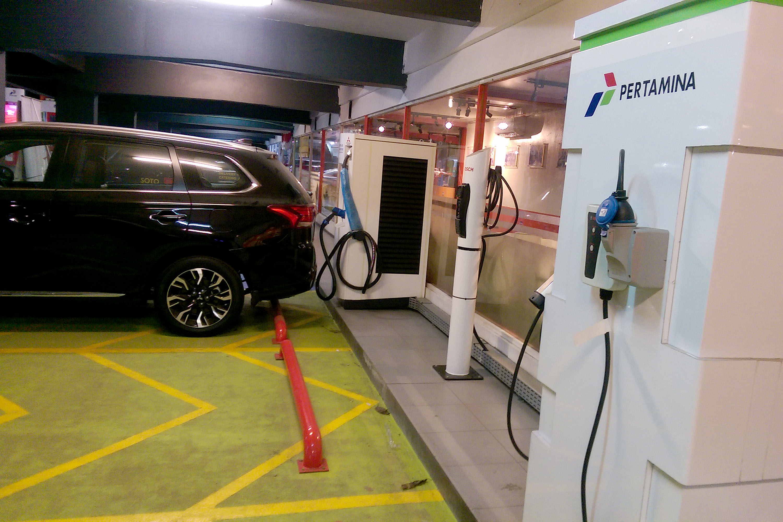 Alat pengisian daya baterai untuk kendaraan mobil listrik yang tersedia di area parkir SPBU Coco Rasuna Said, Kuningan