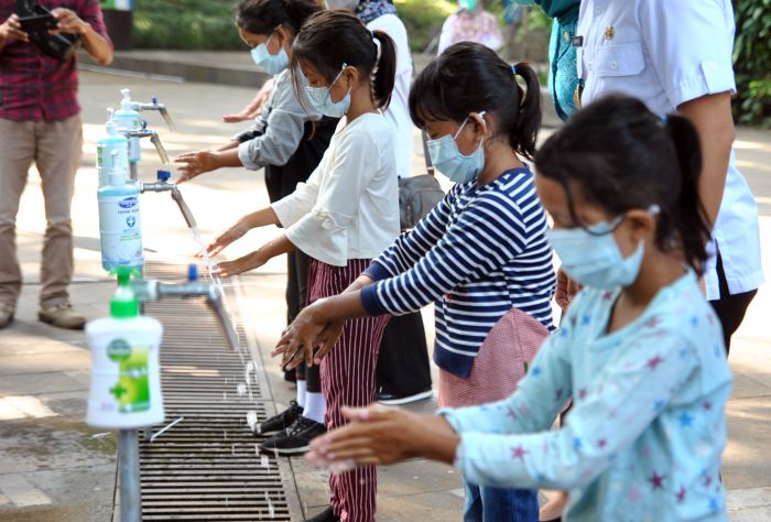 Anak-anak mempraktikkan cuci tangan dengan sabun di Hari Cuci Tangan Pakai Sabun Sedunia.
