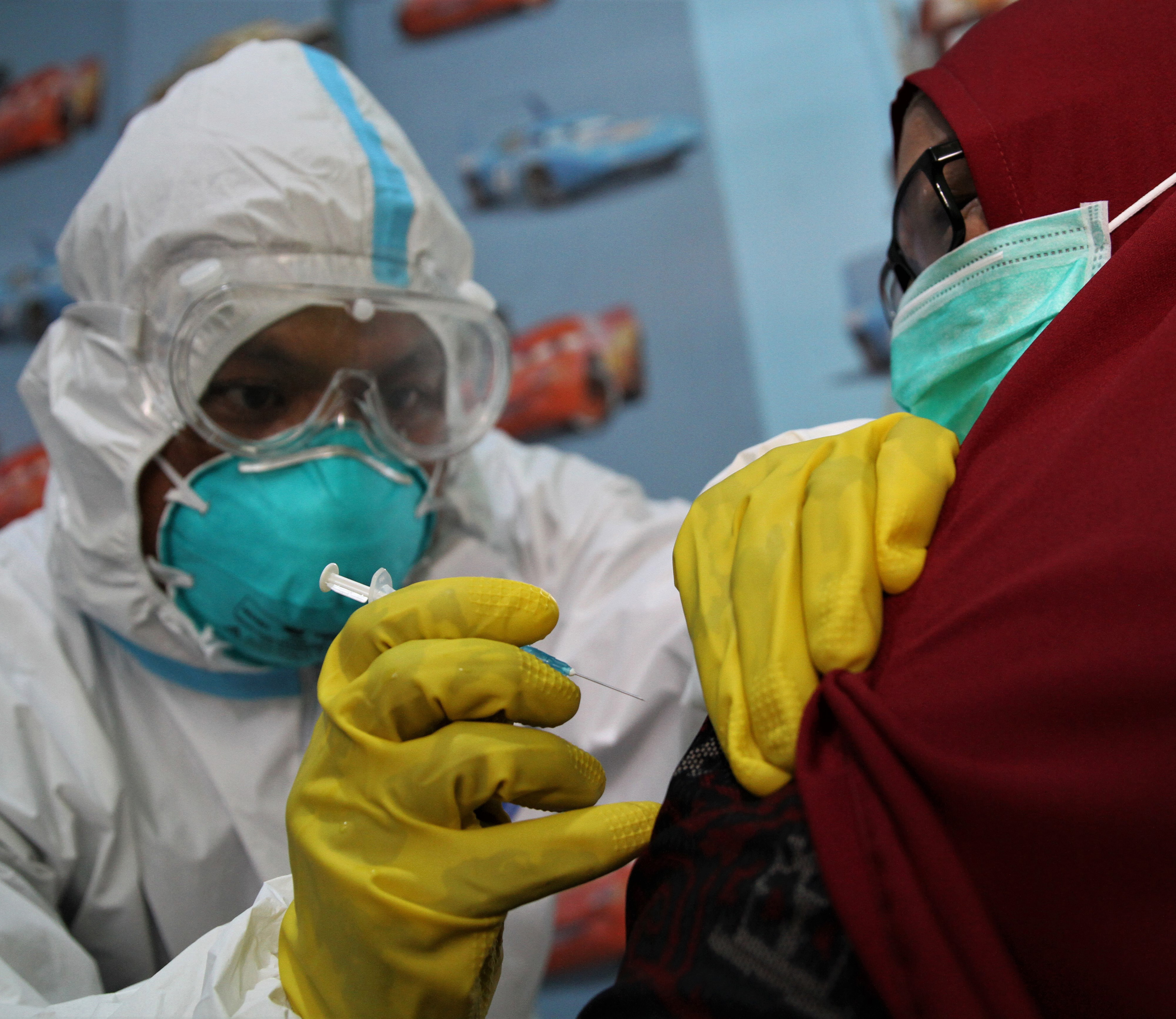 Petugas menyuntikkan vaksin covid-19 saat simulasi pelayanan vaksinasi di Puskesmas Kemaraya, Kendari, Sulawesi Tenggara, Jumat (18/12).