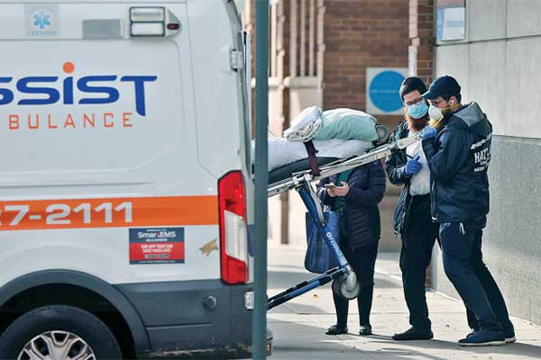 Petugas medis membawa pasien covid-19 ke Pusat Medis Maimonides Brooklyn di New York City, AS