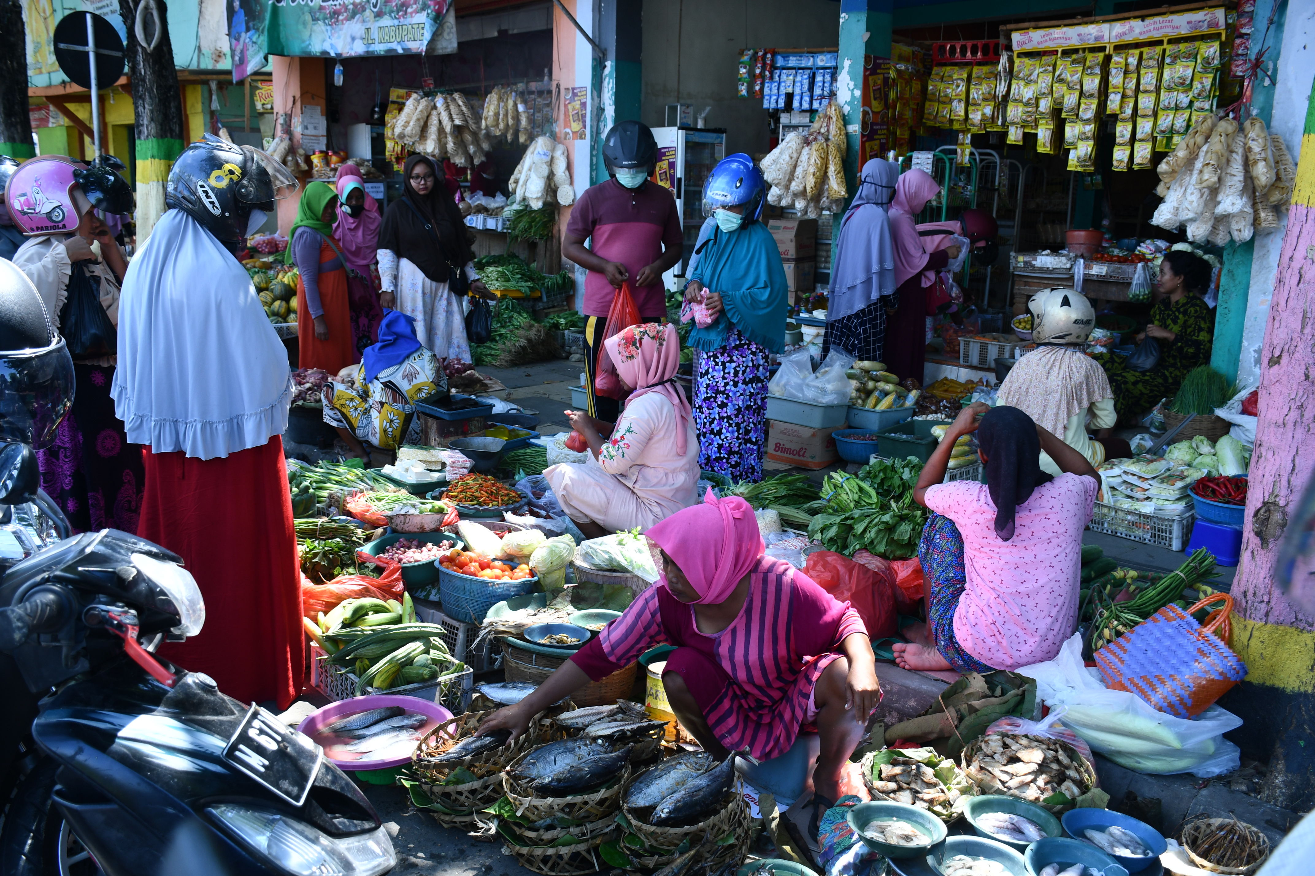 Suasana pasar kaget yang dikhawatirkan menjadi klaster baru penjangkitan covid-19