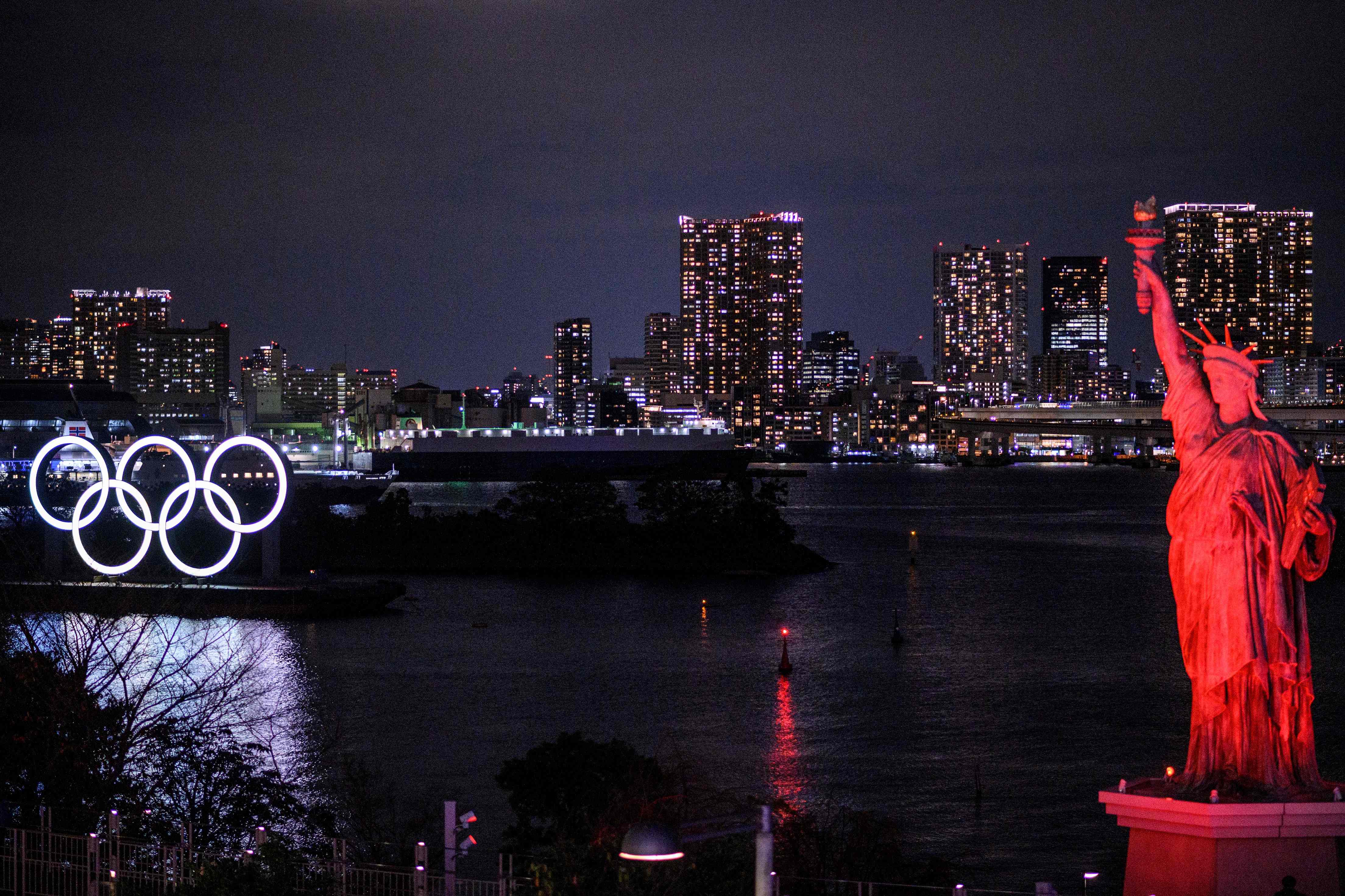 Logo Olimpiade terlihat di dekat replika patung Liberty di Odaiba, Tokyo, Jepang.