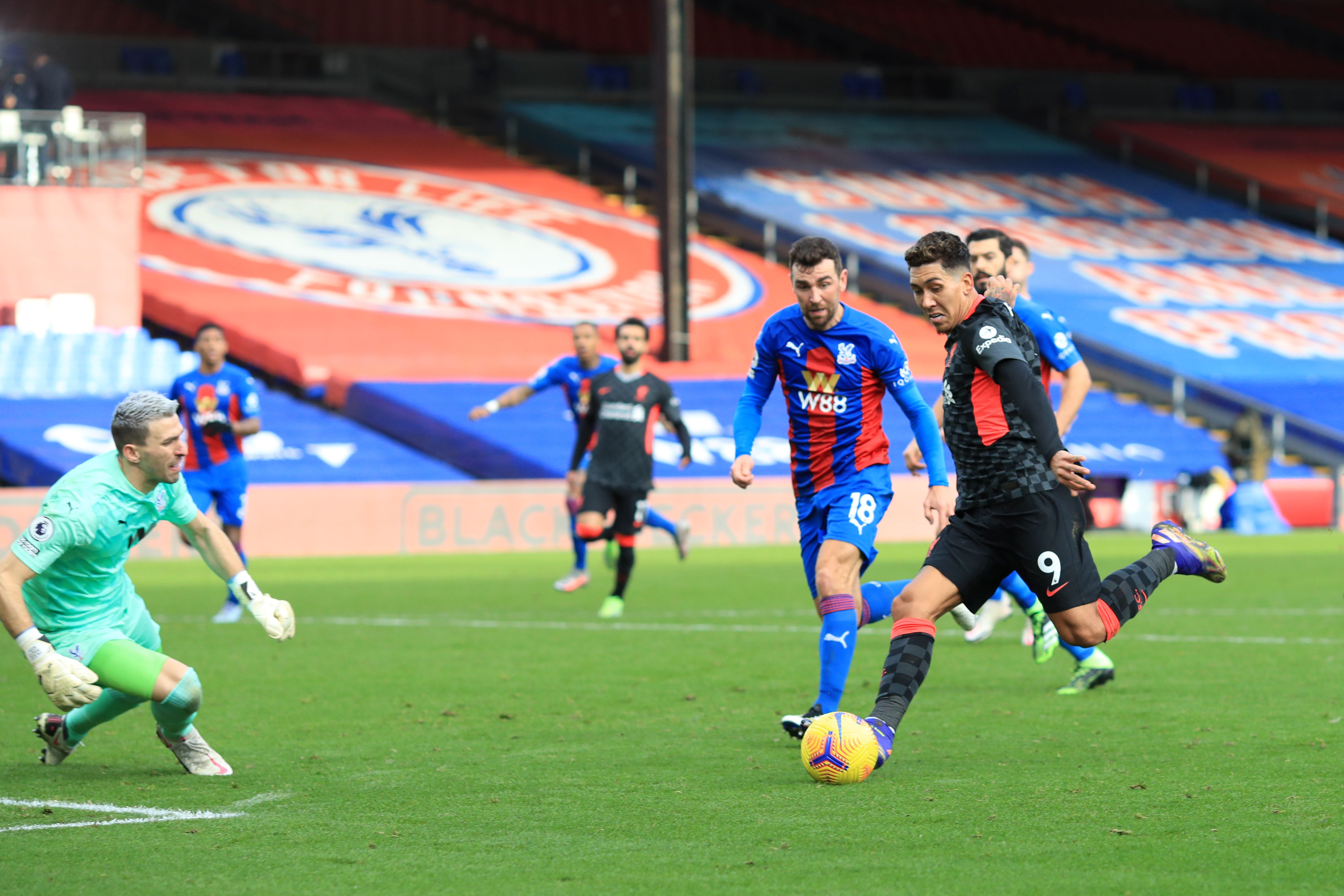 Gelandang Liverpool asal Brasil, Roberto Firmino (kanan), saat akan mencetak gol kelima timnya selama pertandingan Liga Premier Inggris.