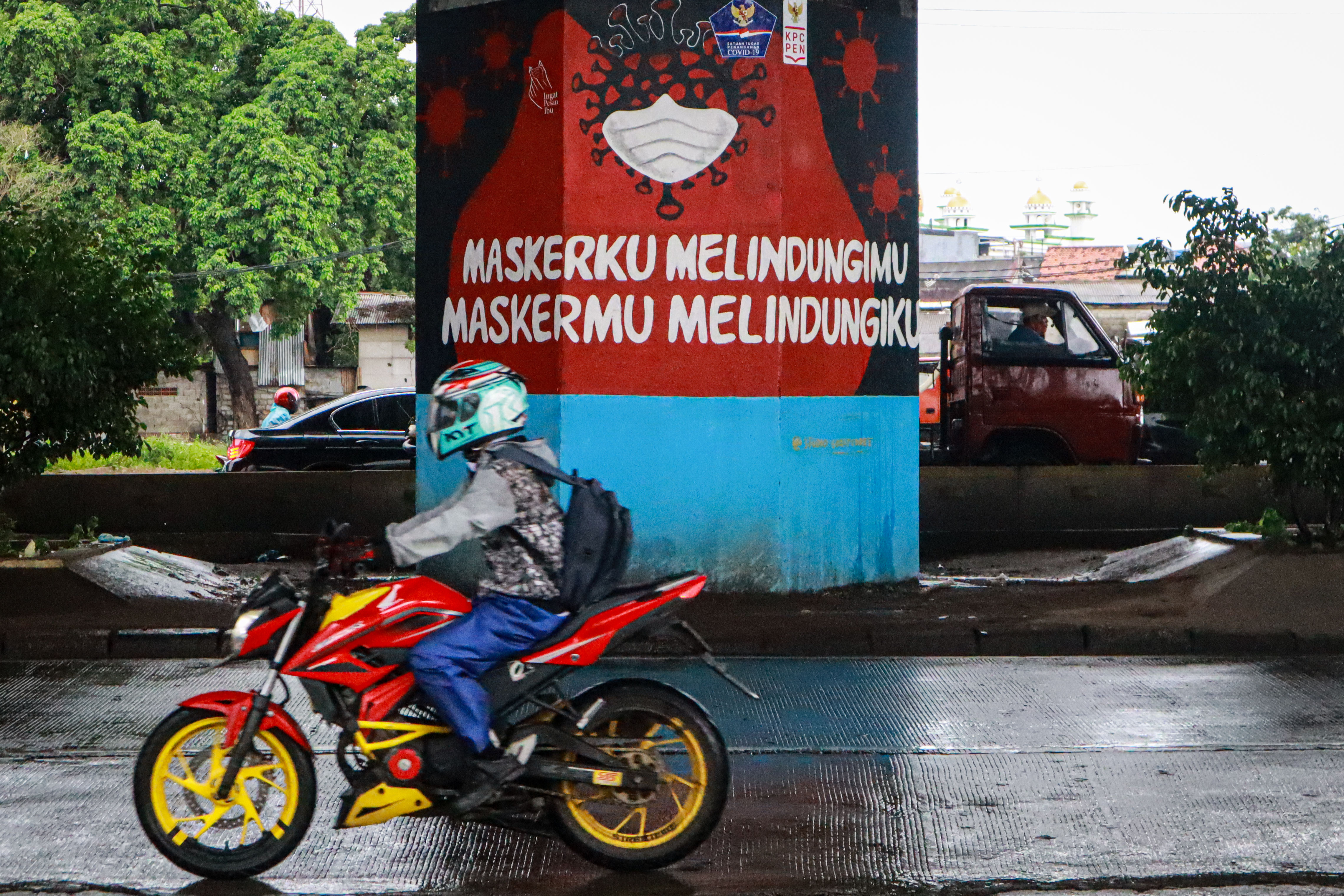 Mural peringatan protokol kesehatan di Kebon Nanas, Jakarta Timur