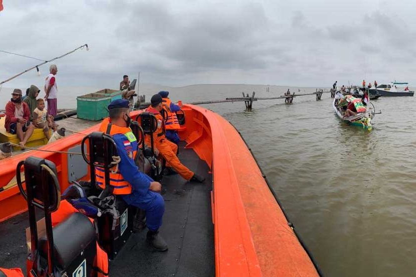 Tim Basarnas Jambi bersama Satpol Air Polres Tanjab Barat dan nelayan, Kamis siang (31/12), tengah berupaya mencari Yusek.