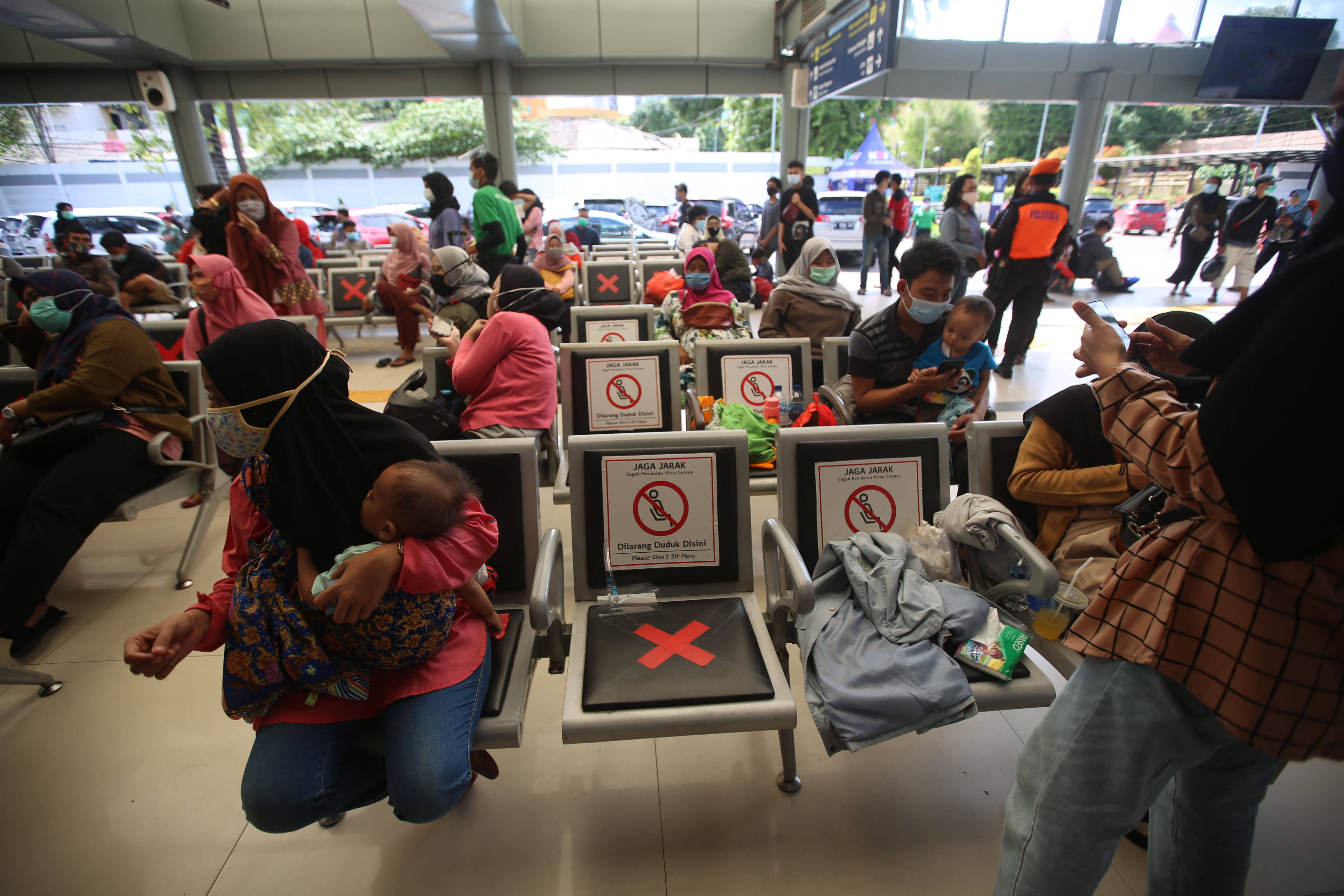 Calon penumpang mengantre untuk melakukan rapid test antibodi di Stasiun Senen, Jakarta, kemarin.