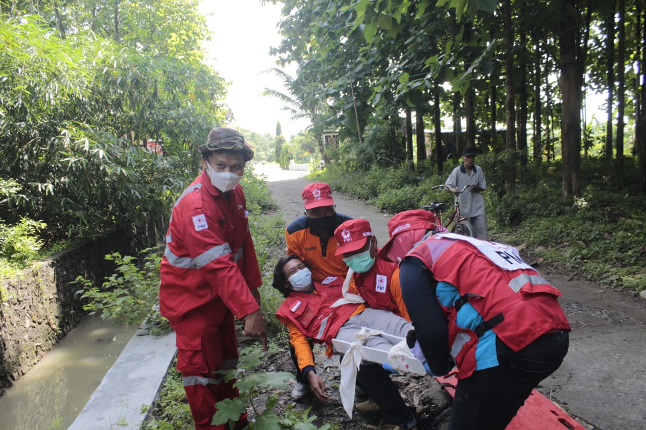 Simulasi pertolongan pertama relawan Sibat Desa Beluk, Klaten. 