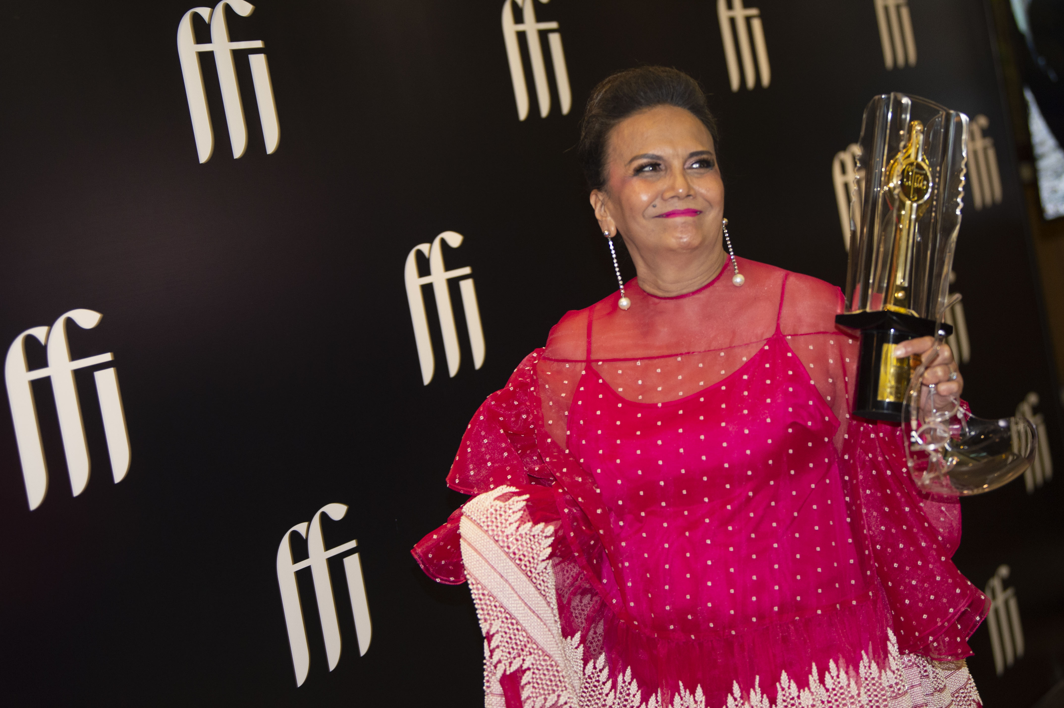 Aktris film Perempuan Tanah Jahanam, Christine Hakim berpose usai memenangkan kategori Pemeran Pendukung Perempuan Terbaik FFI 2020