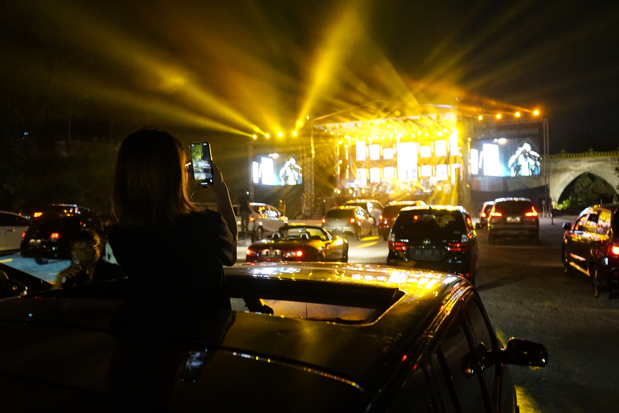 KONSER DRIVE-IN DI YOGYAKARTA: Penonton menyaksikan penampilan band Jikustik dari dalam mobil saat konser musik drive-in di Sleman City Hall