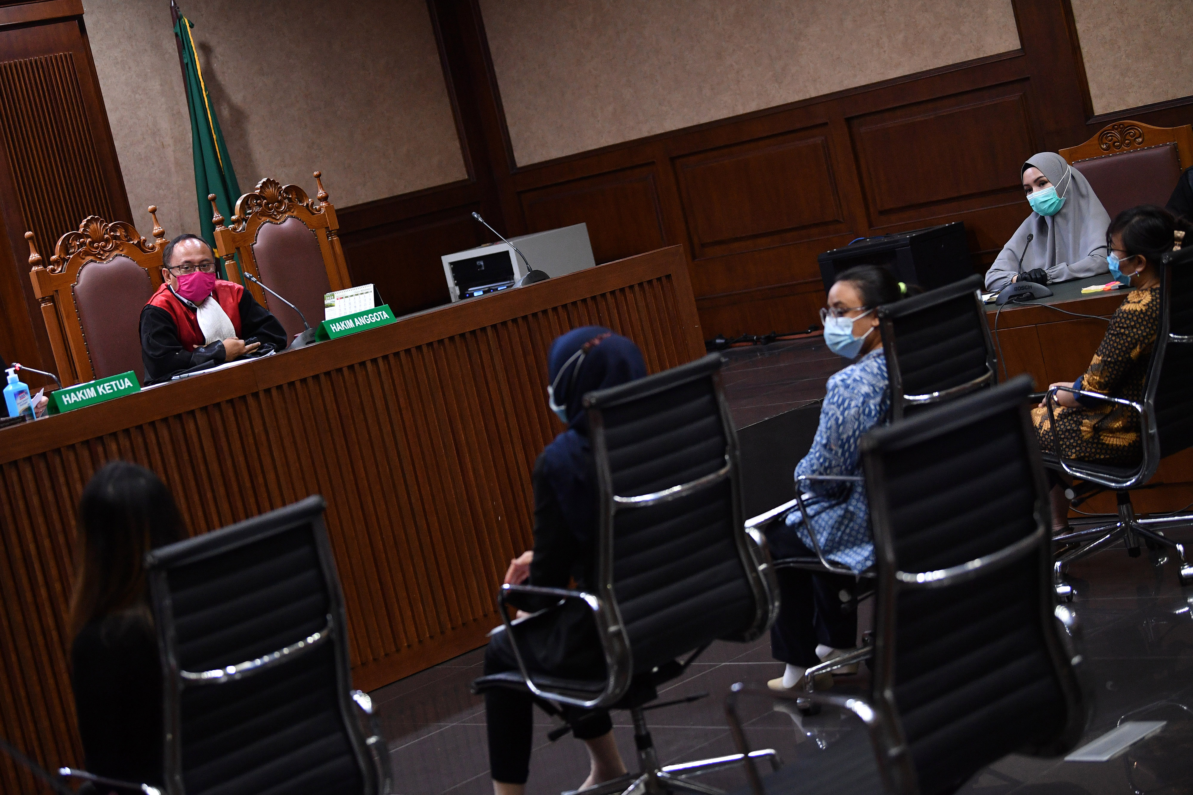 Terdakwa kasus dugaan suap dan gratifikasi pengurusan fatwa Mahkamah Agung (MA) Djoko Tjandra, Pinangki Sirna Malasari (kanan atas) .