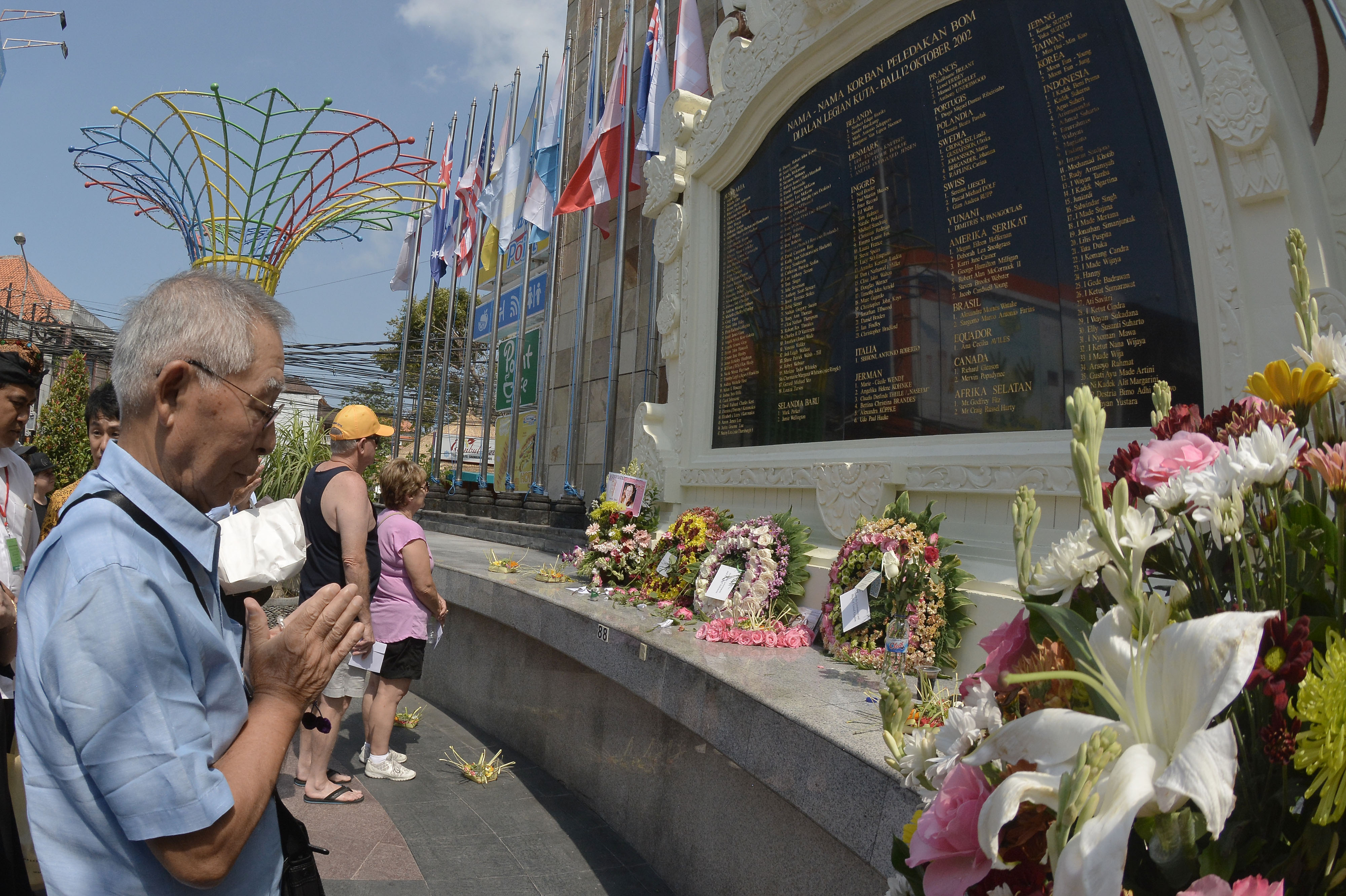 Keluarga korban teror bom berdoa di Monumen Bom Bali.