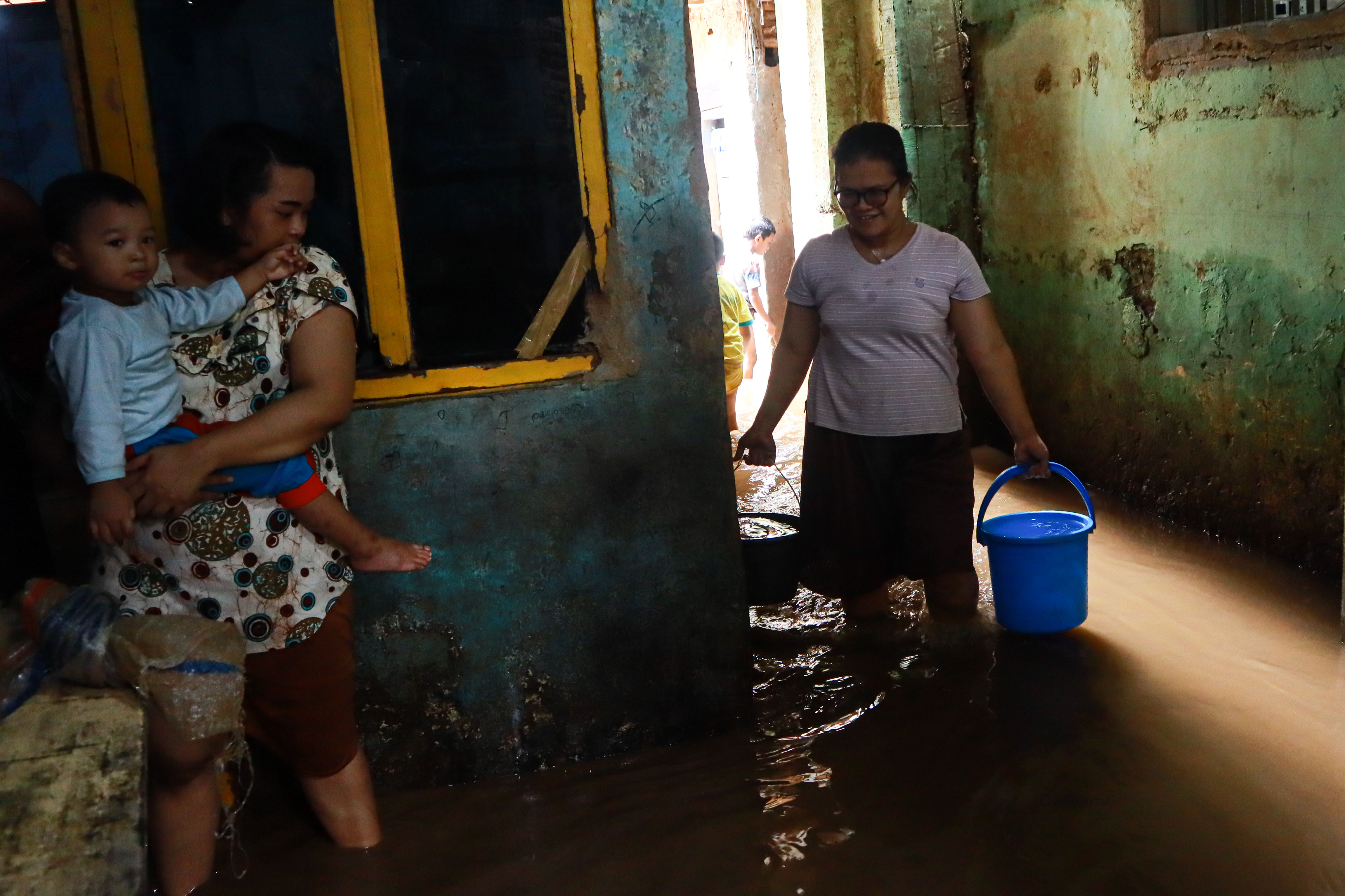 Warga membersihkan sisa lumpur akibat banjir di kawasan Kebon Pala, Jatinegara, Jakarta, 7 Desember lalu.