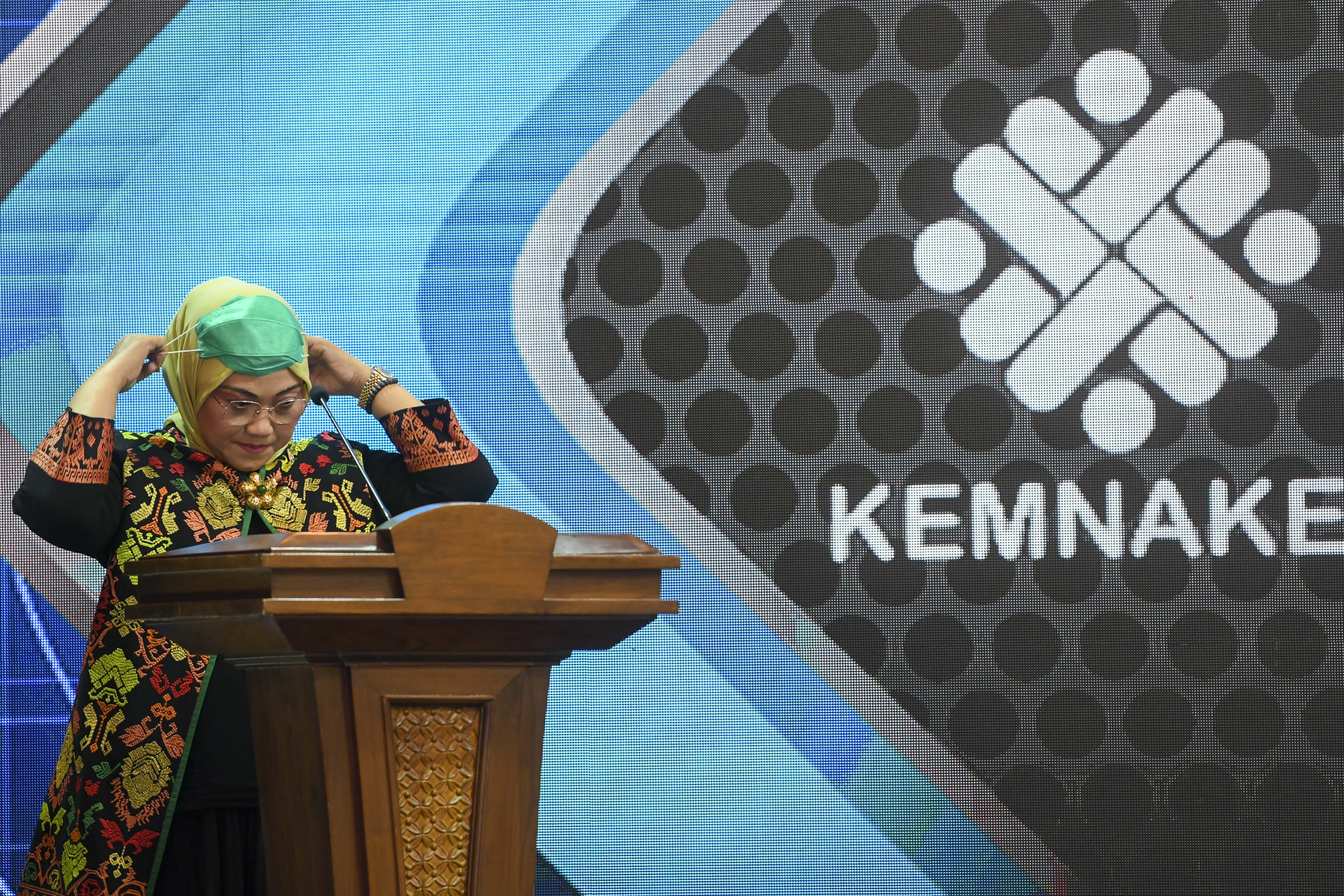 Menaker Ida Fauziyah saat menggunakan masker seusai memberikan sambutan.