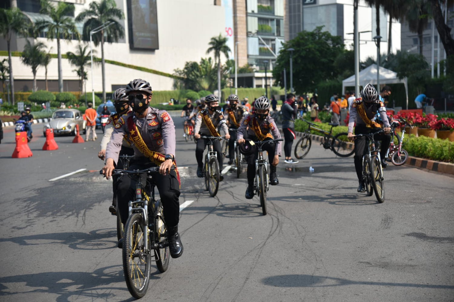 Polisi berpatroli di Jalan Jenderal Sudirman