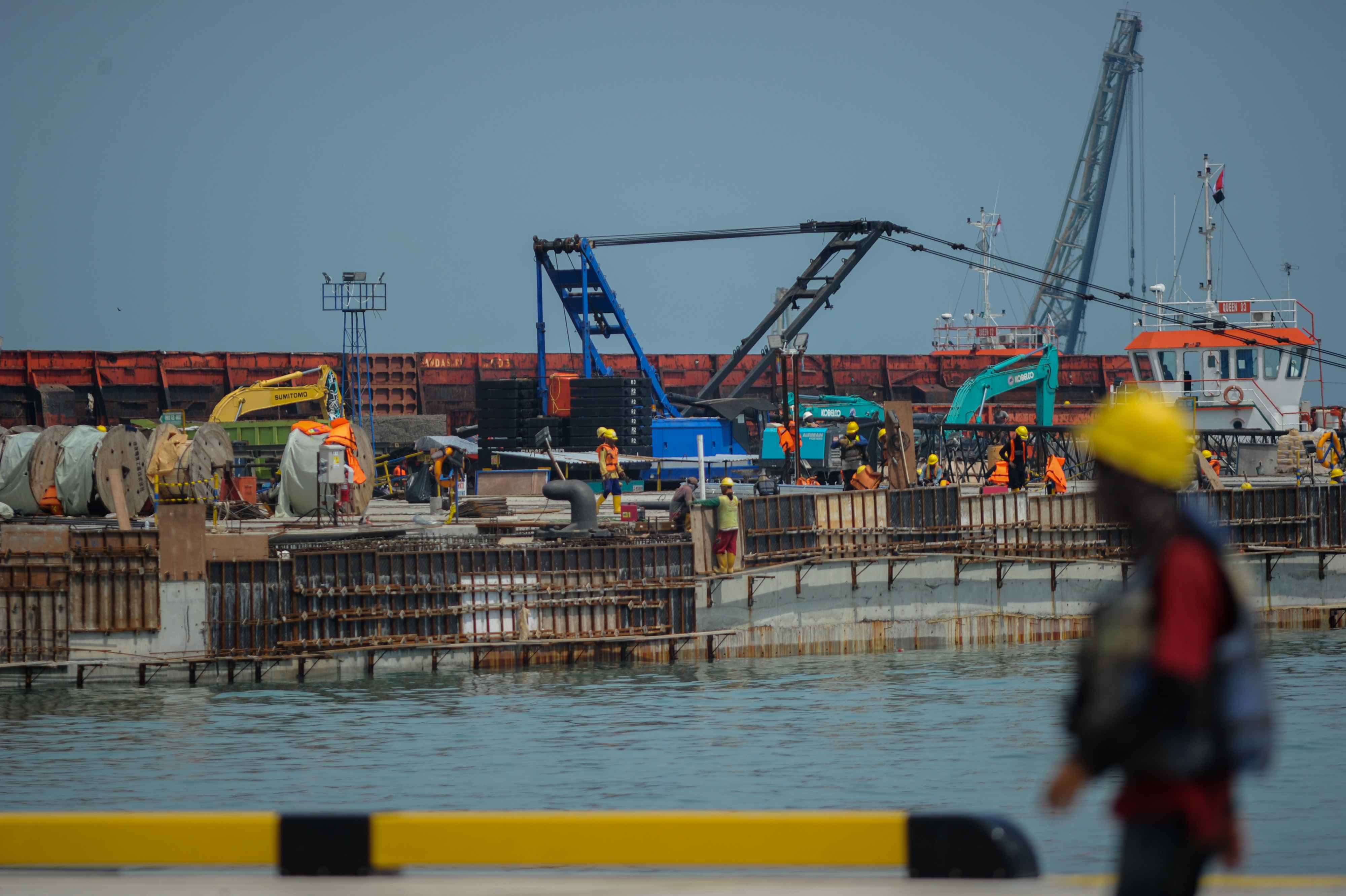 PROYEK PEMBANGUNAN PELABUHAN PATIMBAN: Pekerja menyelesaikan proyek pembangunan Pelabuhan Patimban, Kabupaten Subang, Jawa Barat, Rabu (18/1