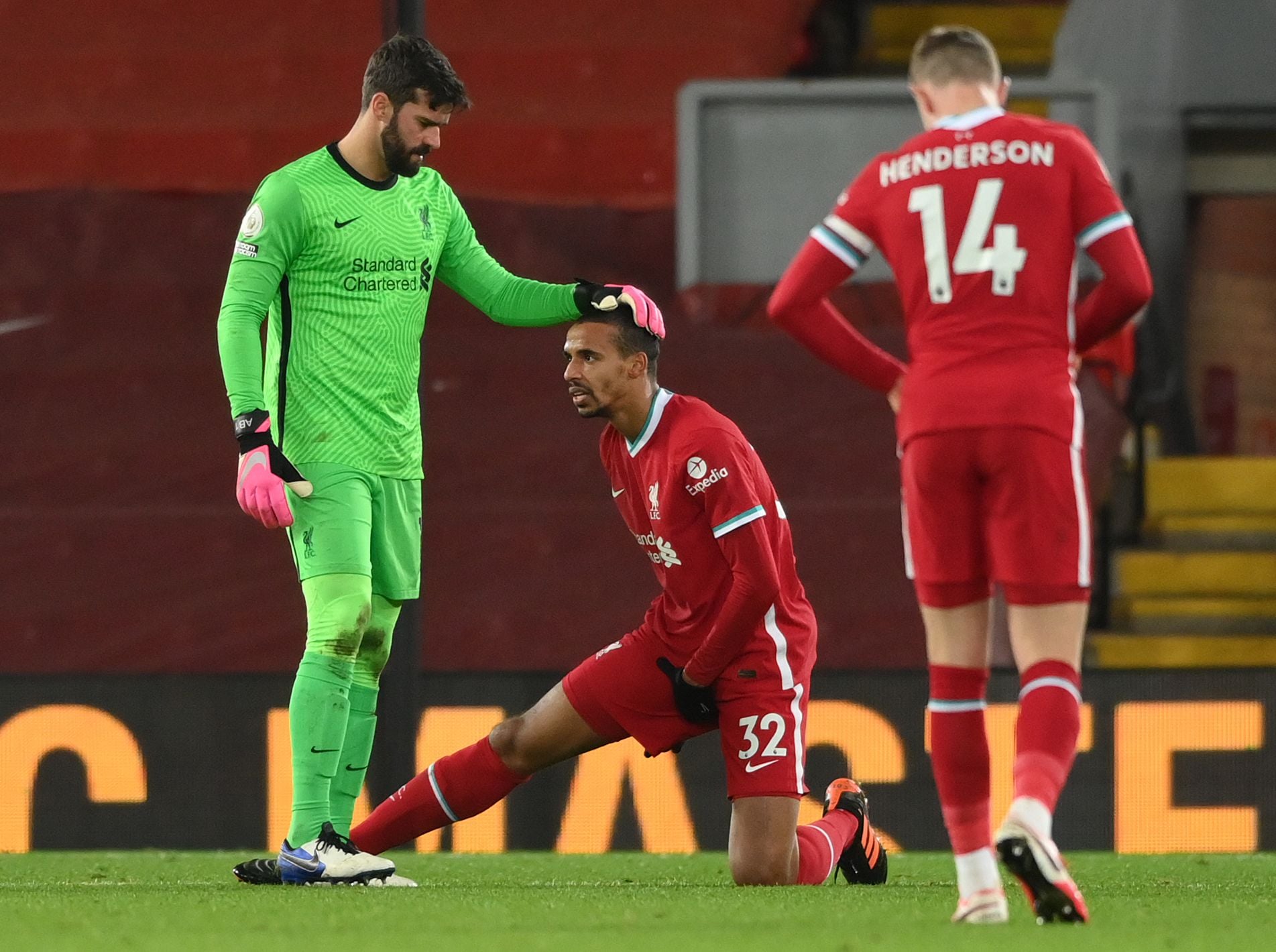 Kiper Liverpool Alisson Becker (kiri) memperhatikan bek Joel Matip (tengah) saat laga Liverpool kontra Bromwich Albion di Stadion Anfield.