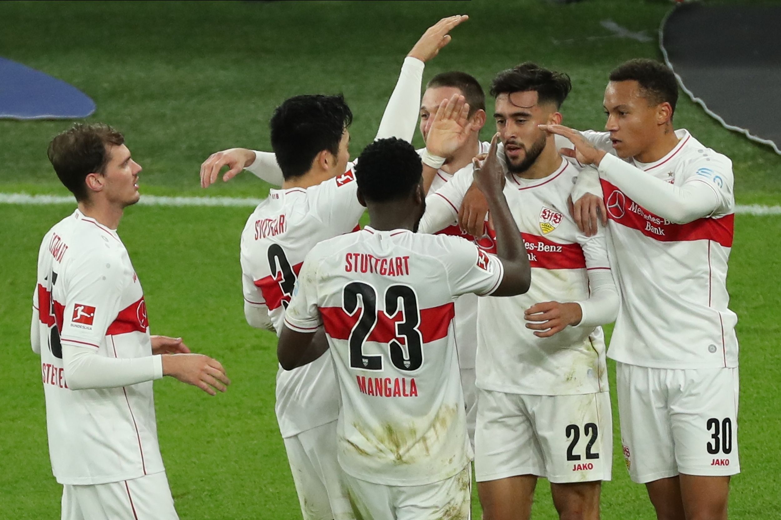 Pemain Stuttgart melakukan selebrasi usai mencetak gol ke gawang Dortmund di laga Bundesliga.